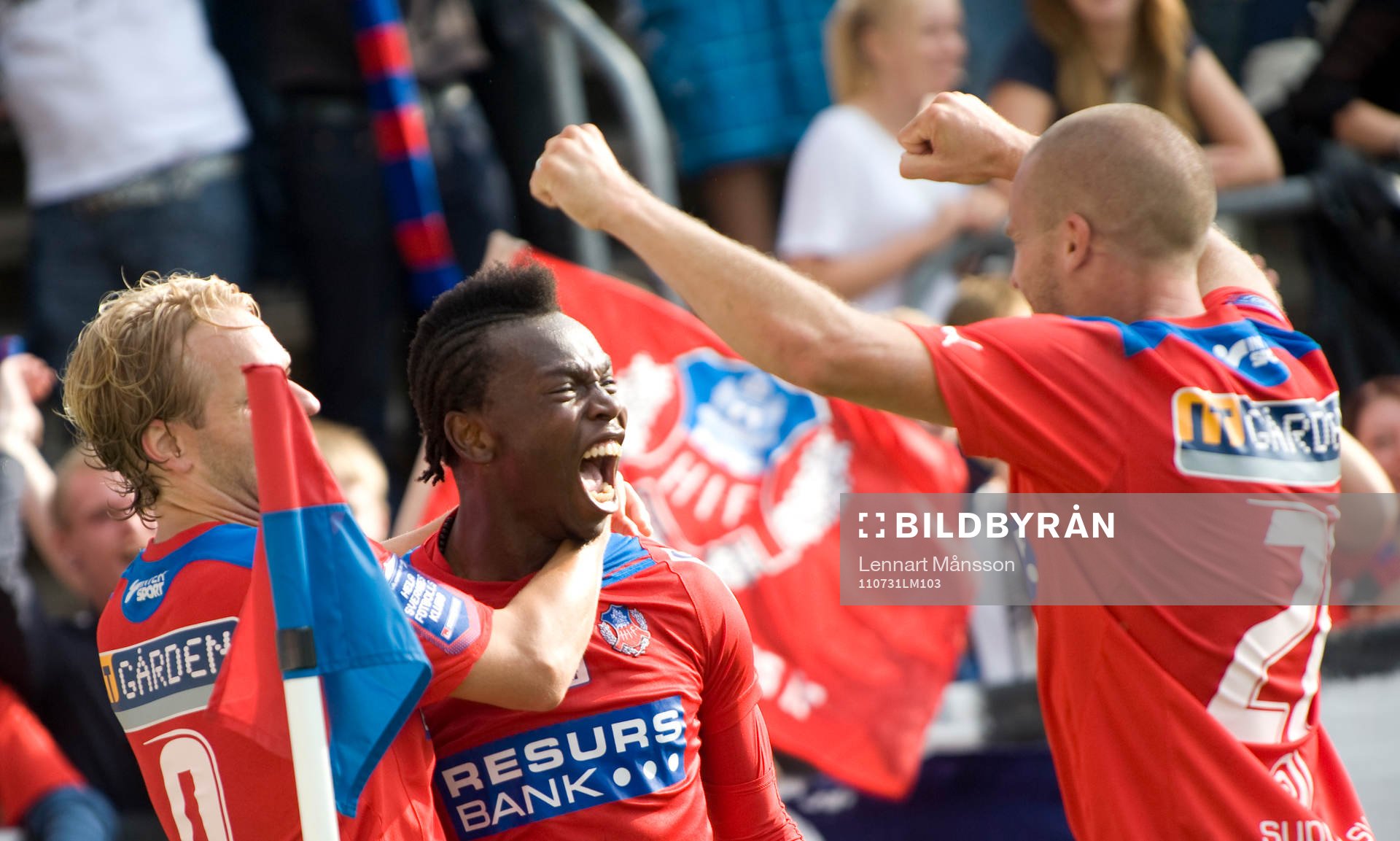 2-0 May Mahlangu, Helsingborg, jubel - och grattas av Erik