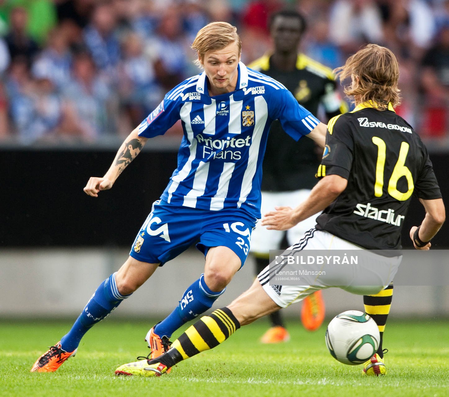 Sebastian Eriksson, AIK, gör tunnel på Martin Lorentzson,