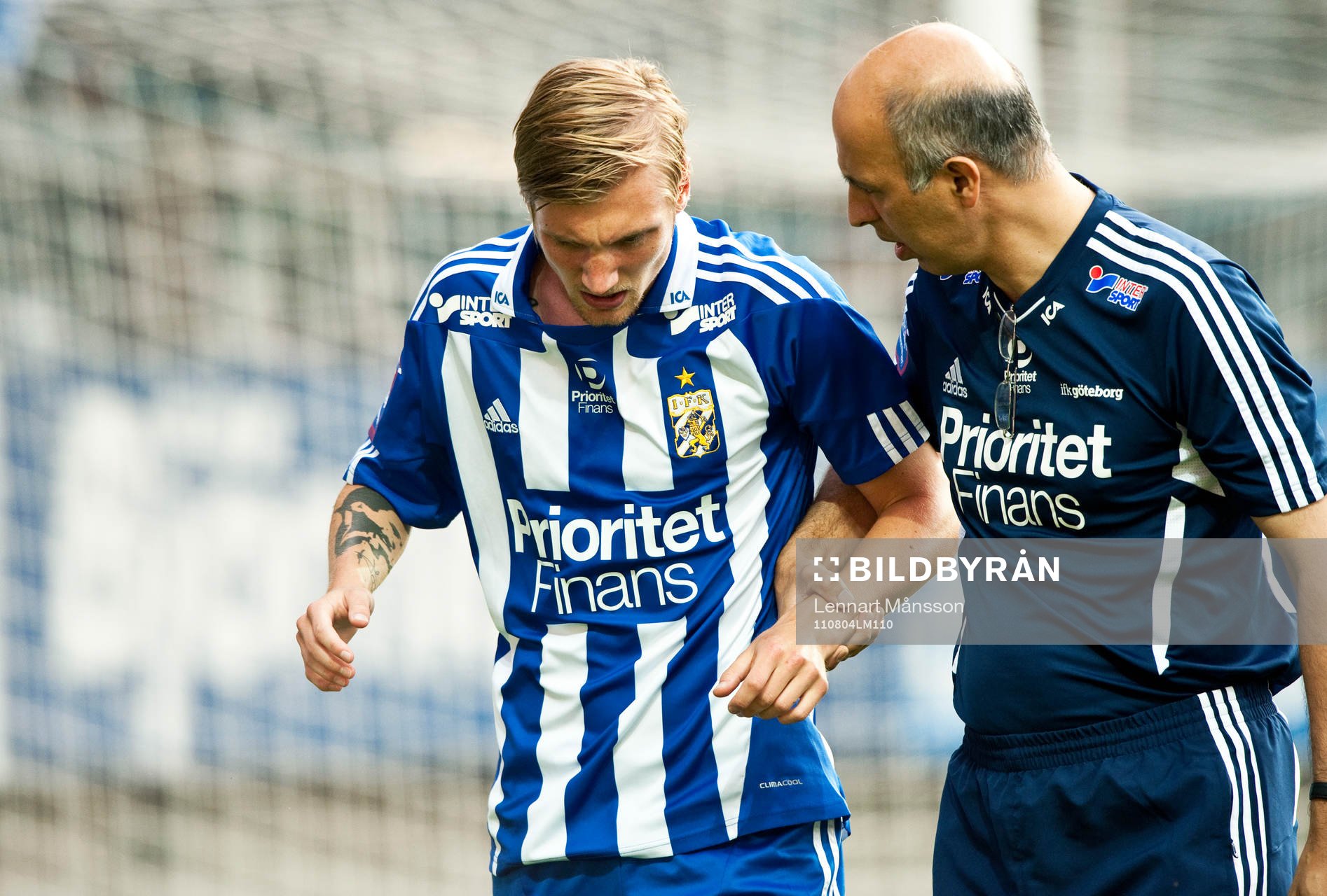 Sebastian Eriksson, skadad, får hjälp av Vahid Hamidy,