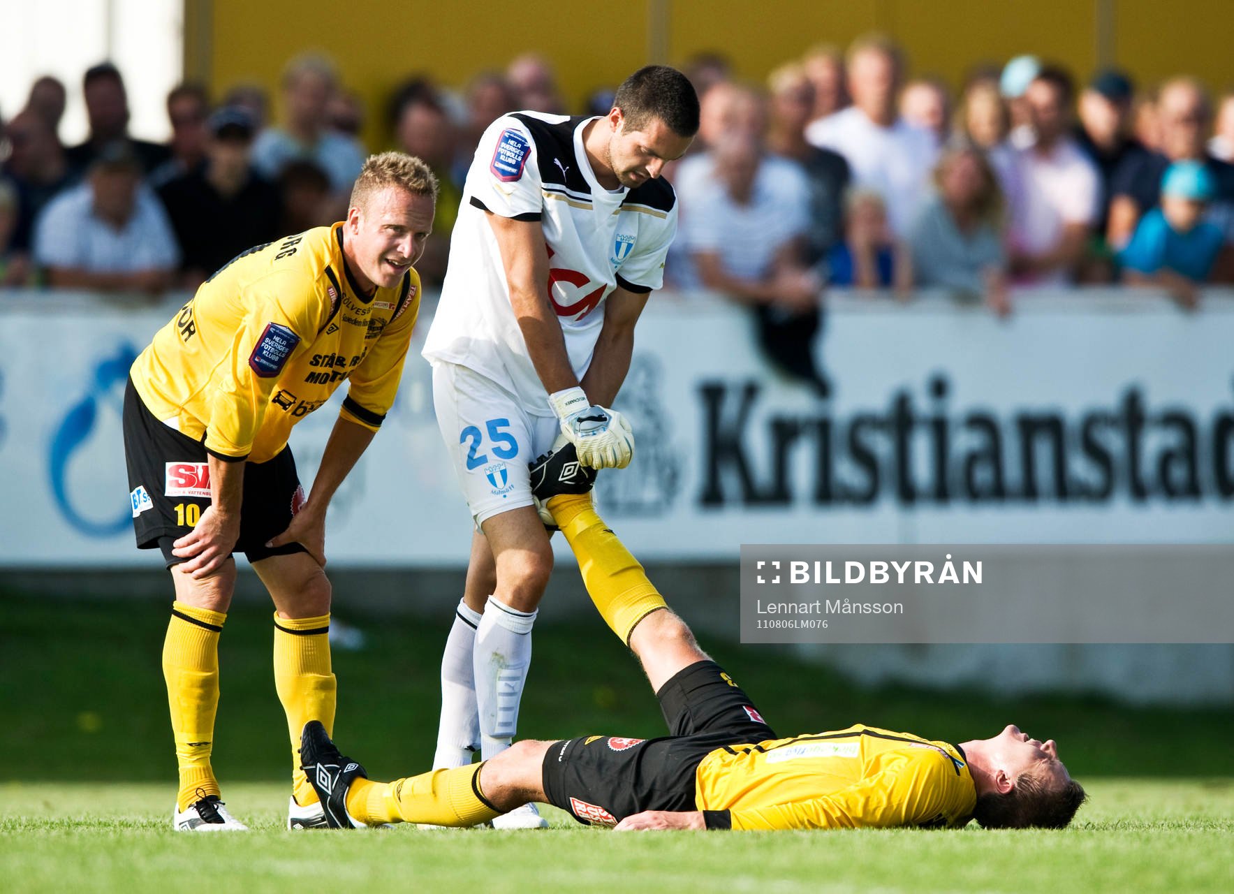 Dusan Melicharek, målvakt, Malmö hjälper Mjällbyspelare