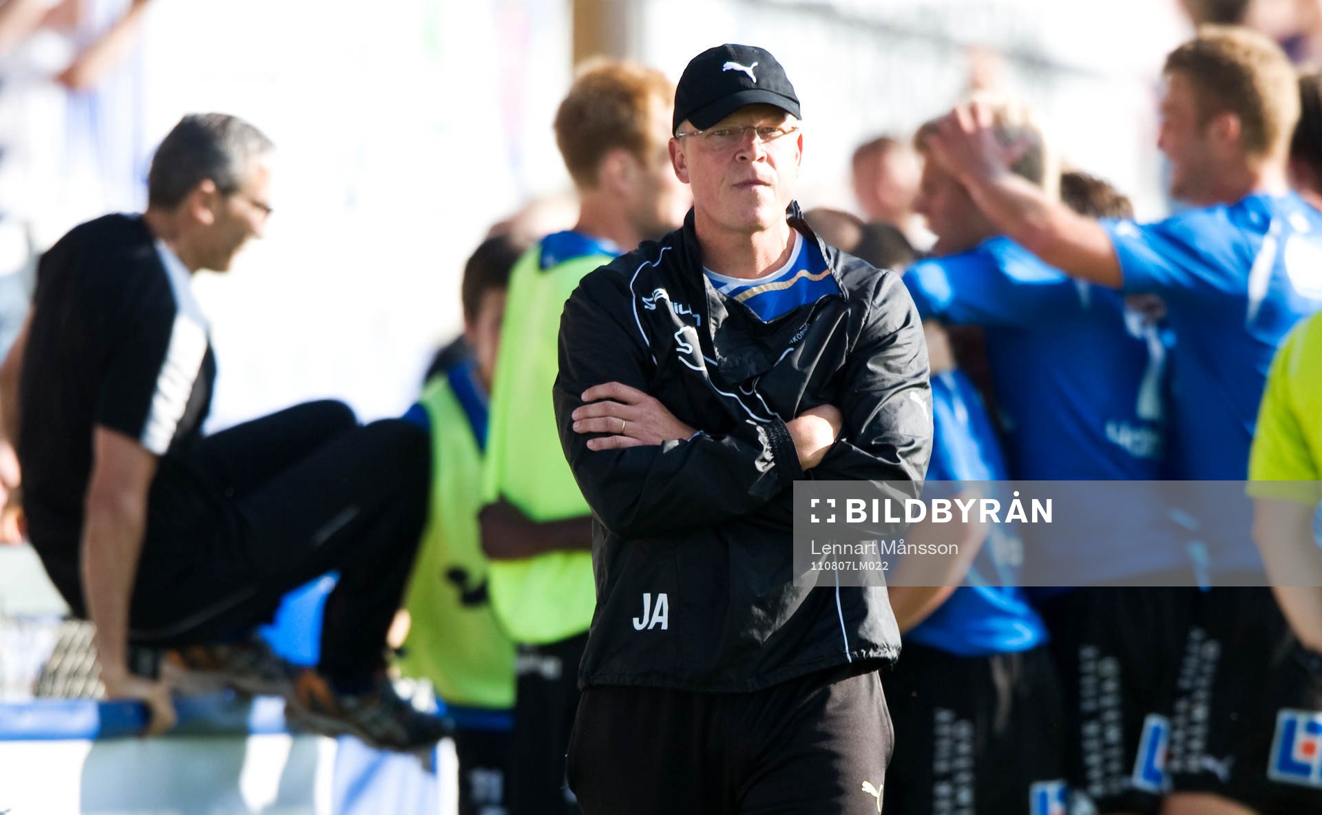 5-4 Joe Sise, Halmstad, som hoppar upp i tränaren Jens