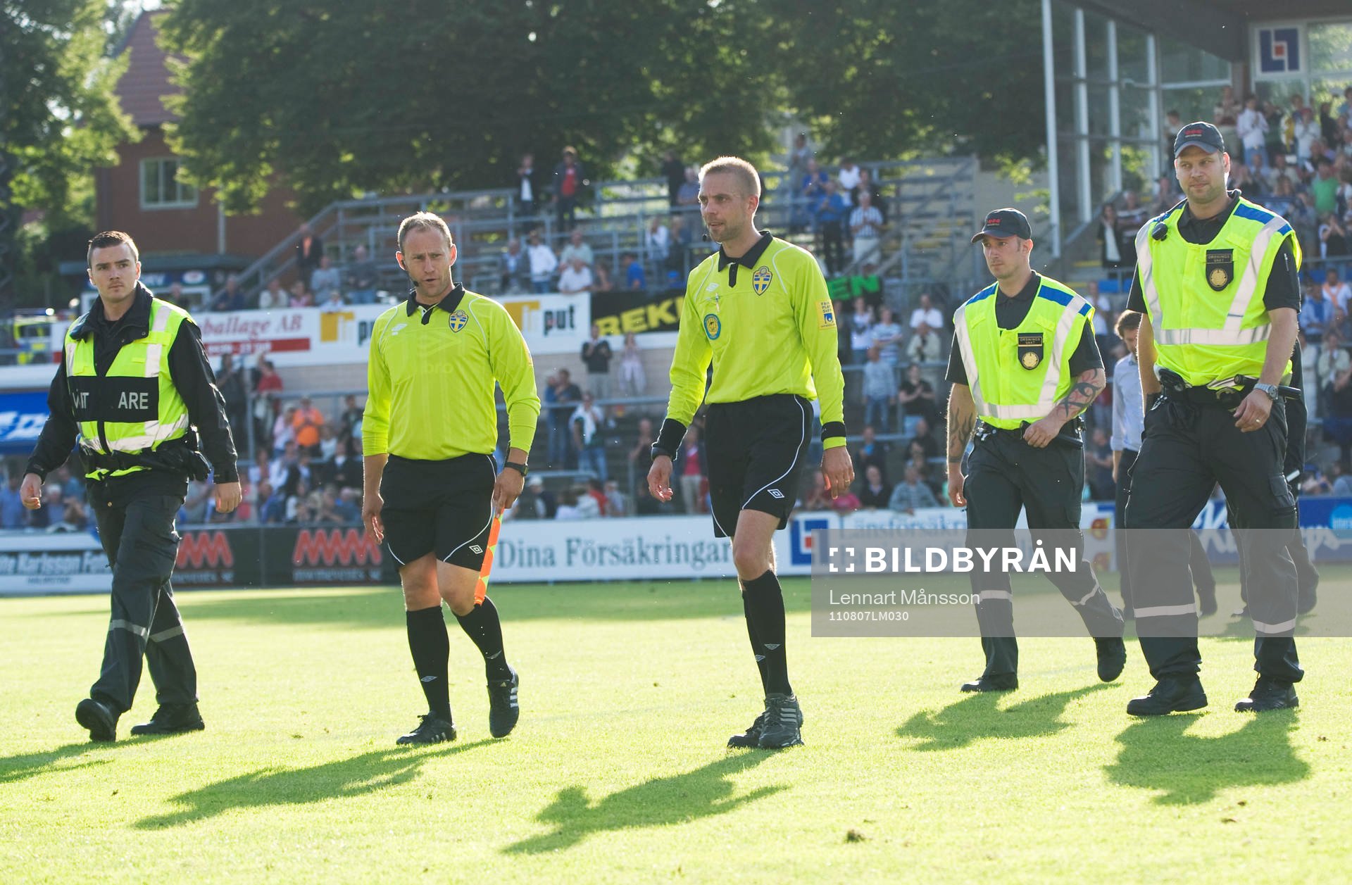 Domarteamet med huviuddomare Johan Hamlin fick eskort från