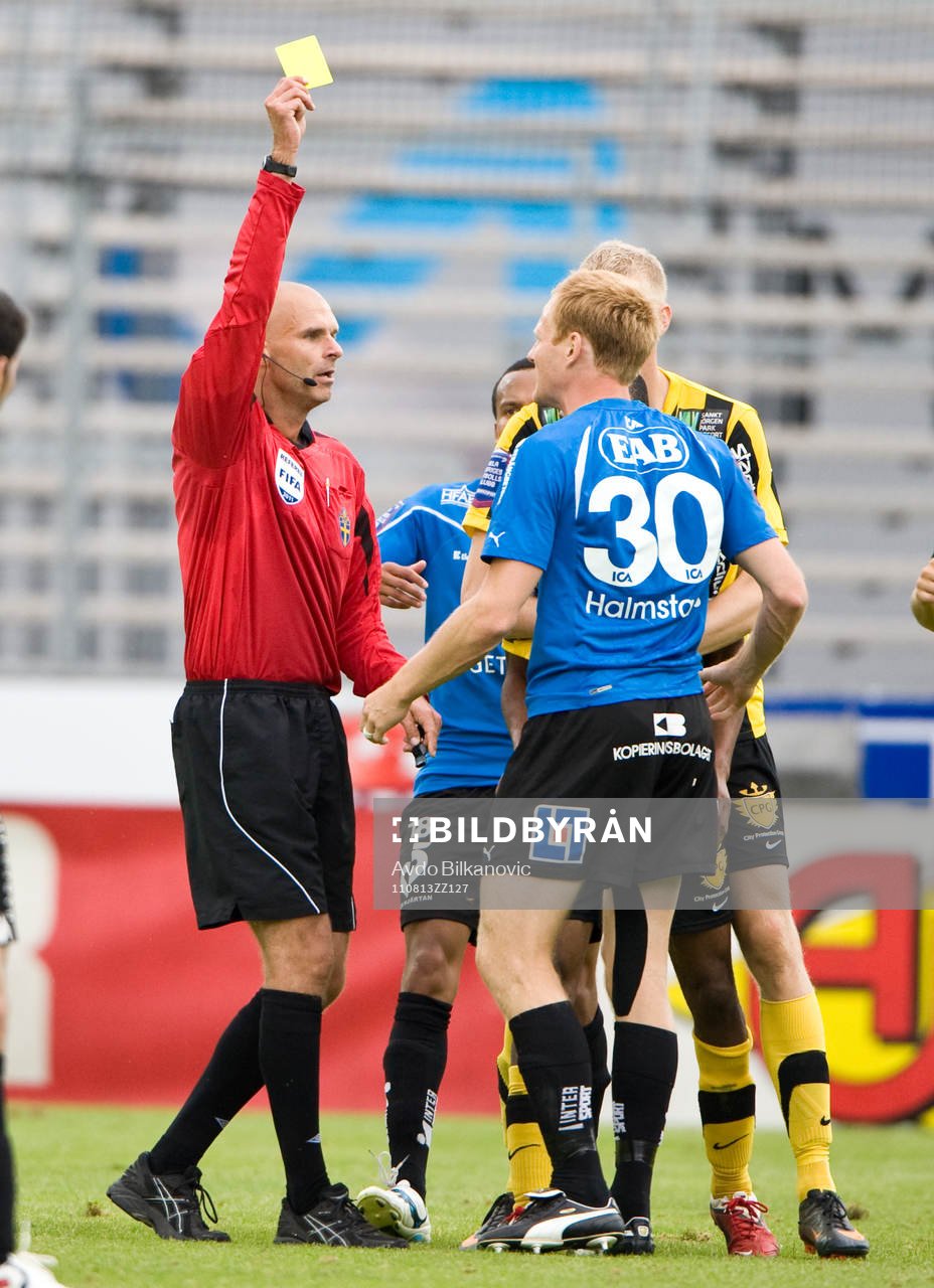 Michael Svensson, Halmstad, får gult kort (Varning) av