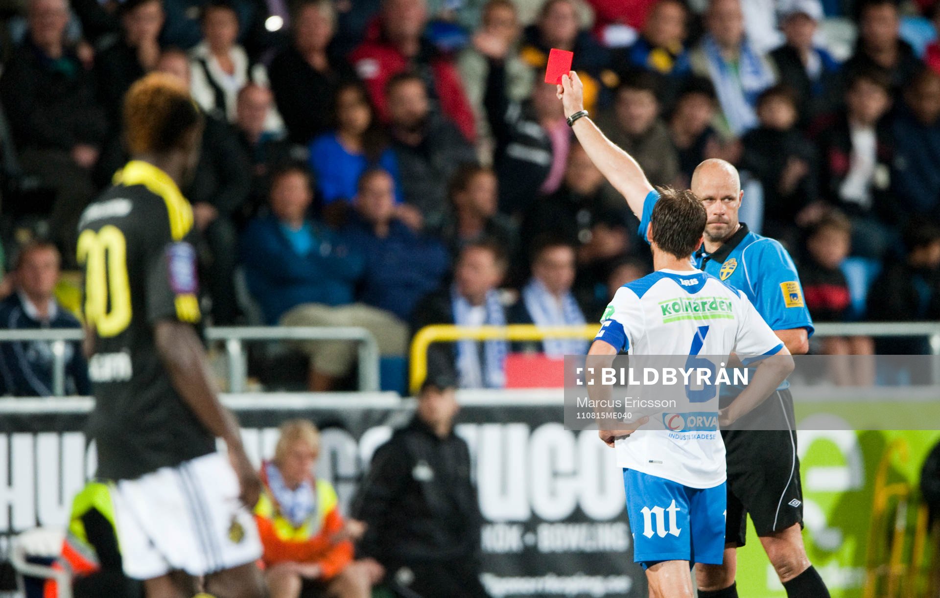 Martin Hansson, domare, ger rött kort, utvisning