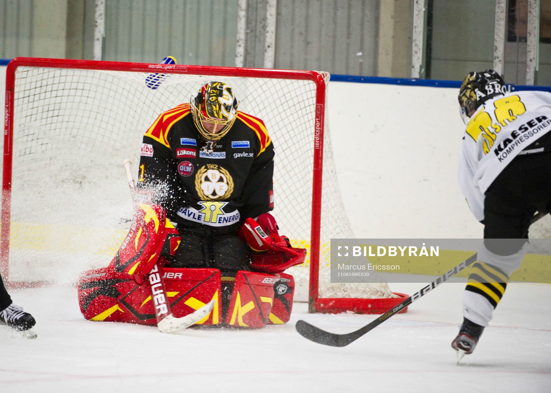 Niklas Svedberg, målvakt Brynäs och Viktor Ahlström, AIK
