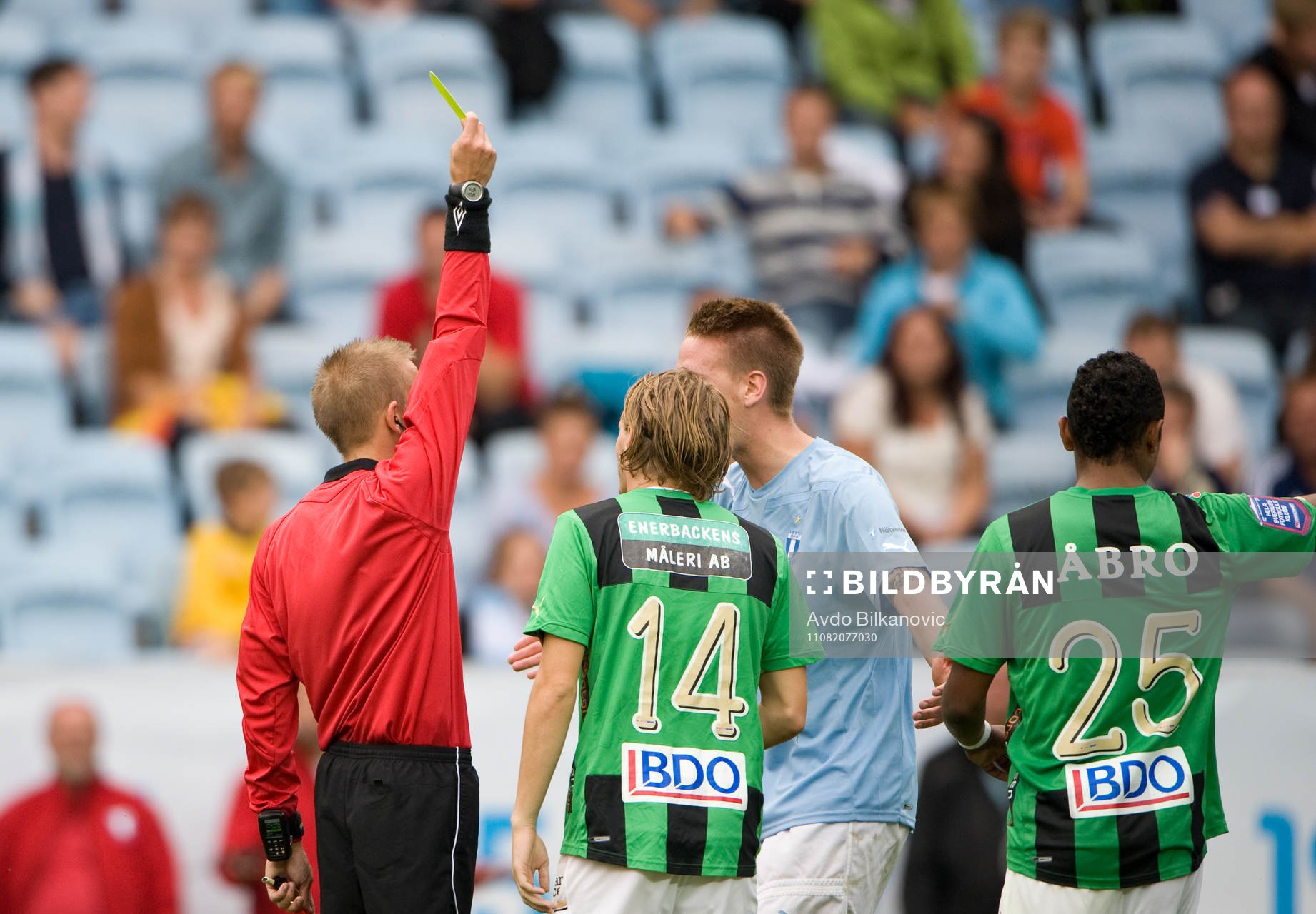 Pontus Jansson, Malmö, får gult kort, Johan Hamlin, domare