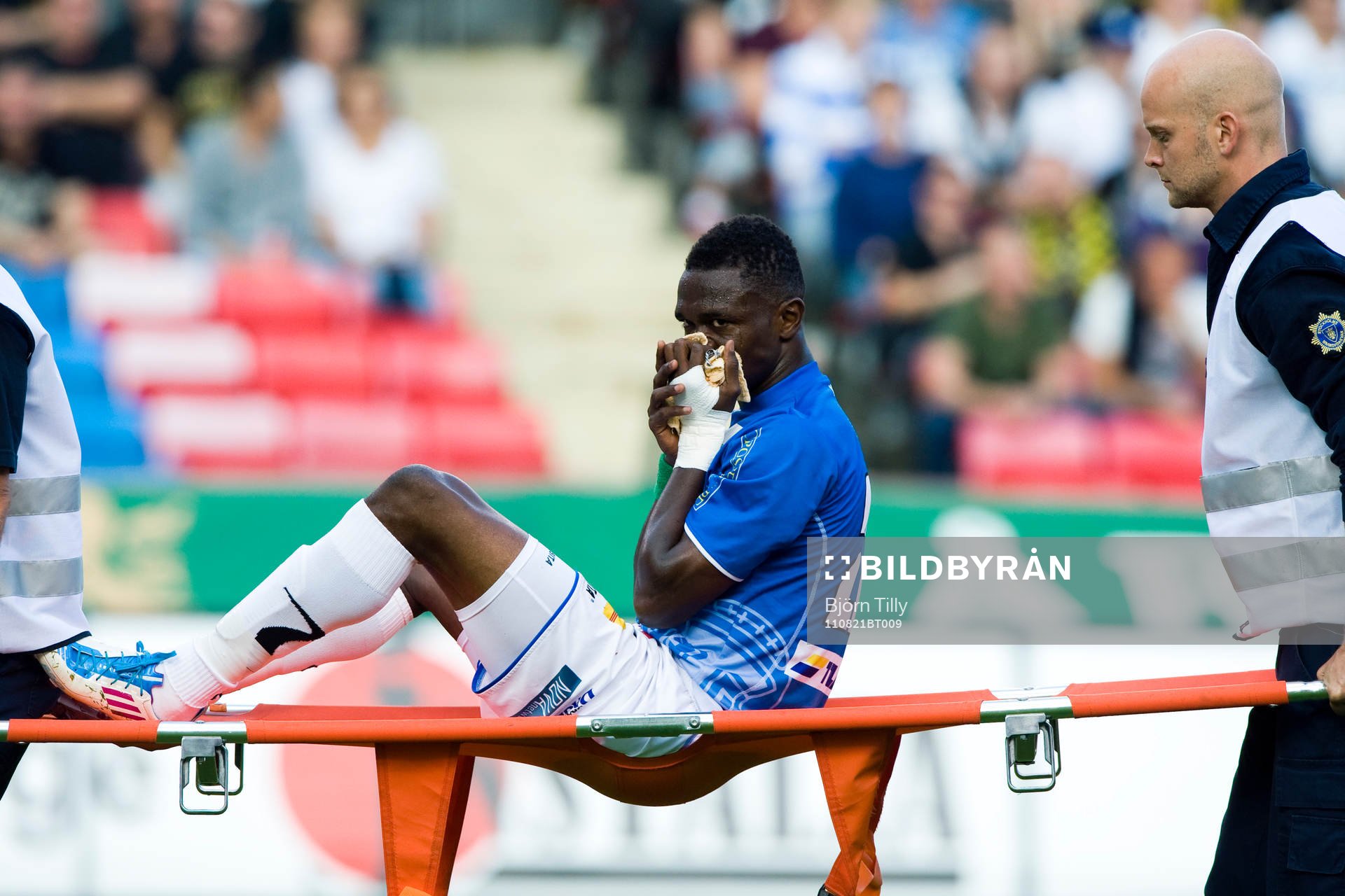 Ibrahim Koroma, Trelleborg bärs ut skadad. Skada