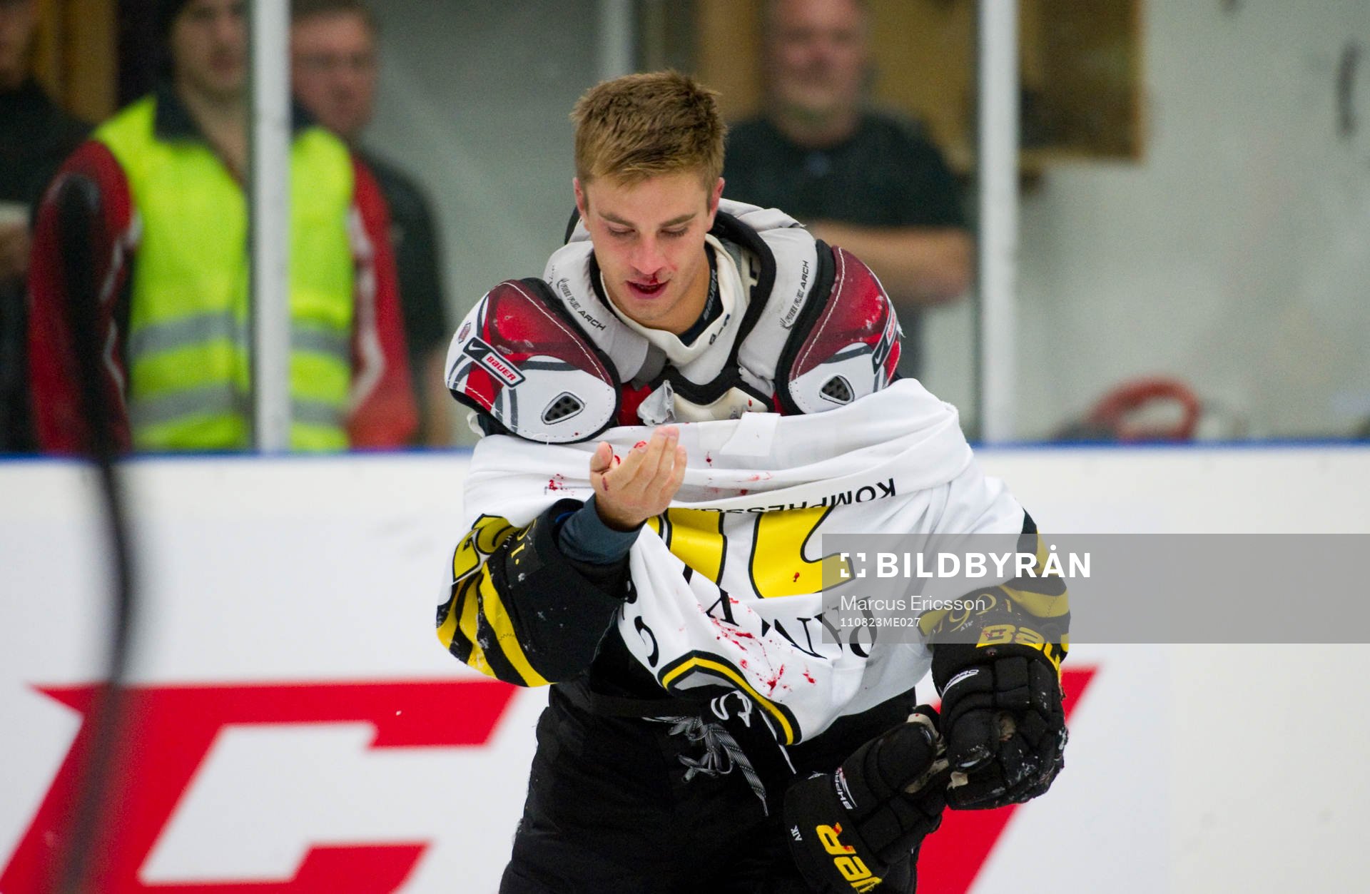 Daniel Bång, AIK lämnar isen blodig. Blod, skada