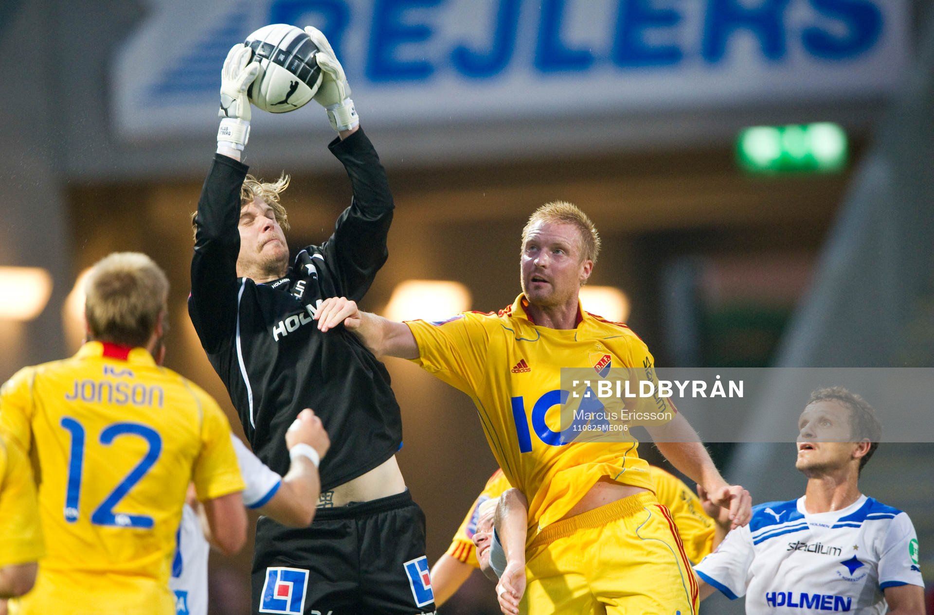 Niklas Westberg, målvakt Norrköping tar hand om bollen