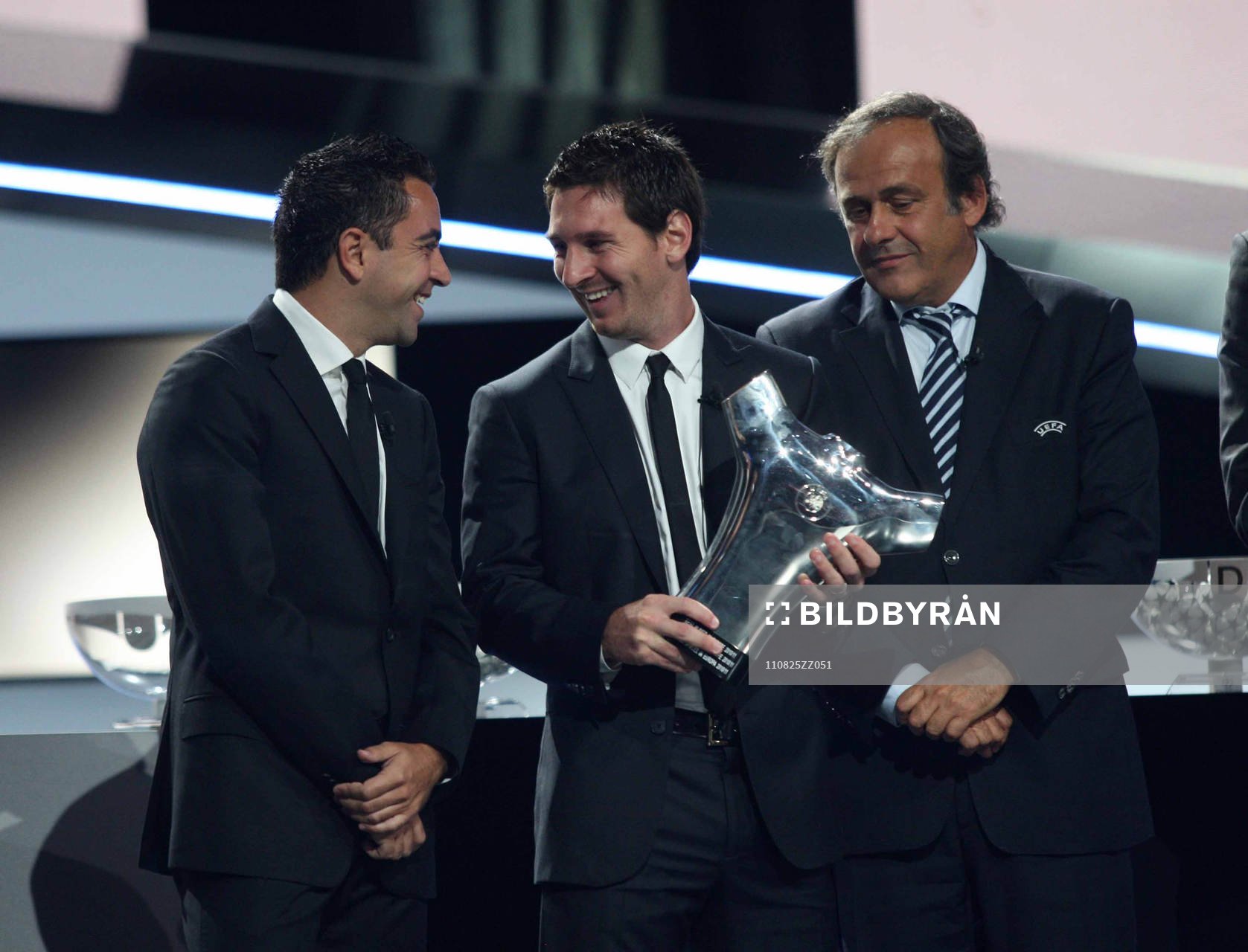  Leo Messi, valdes till  UEFA Footballer, här med Michel Platini, president UEFA.