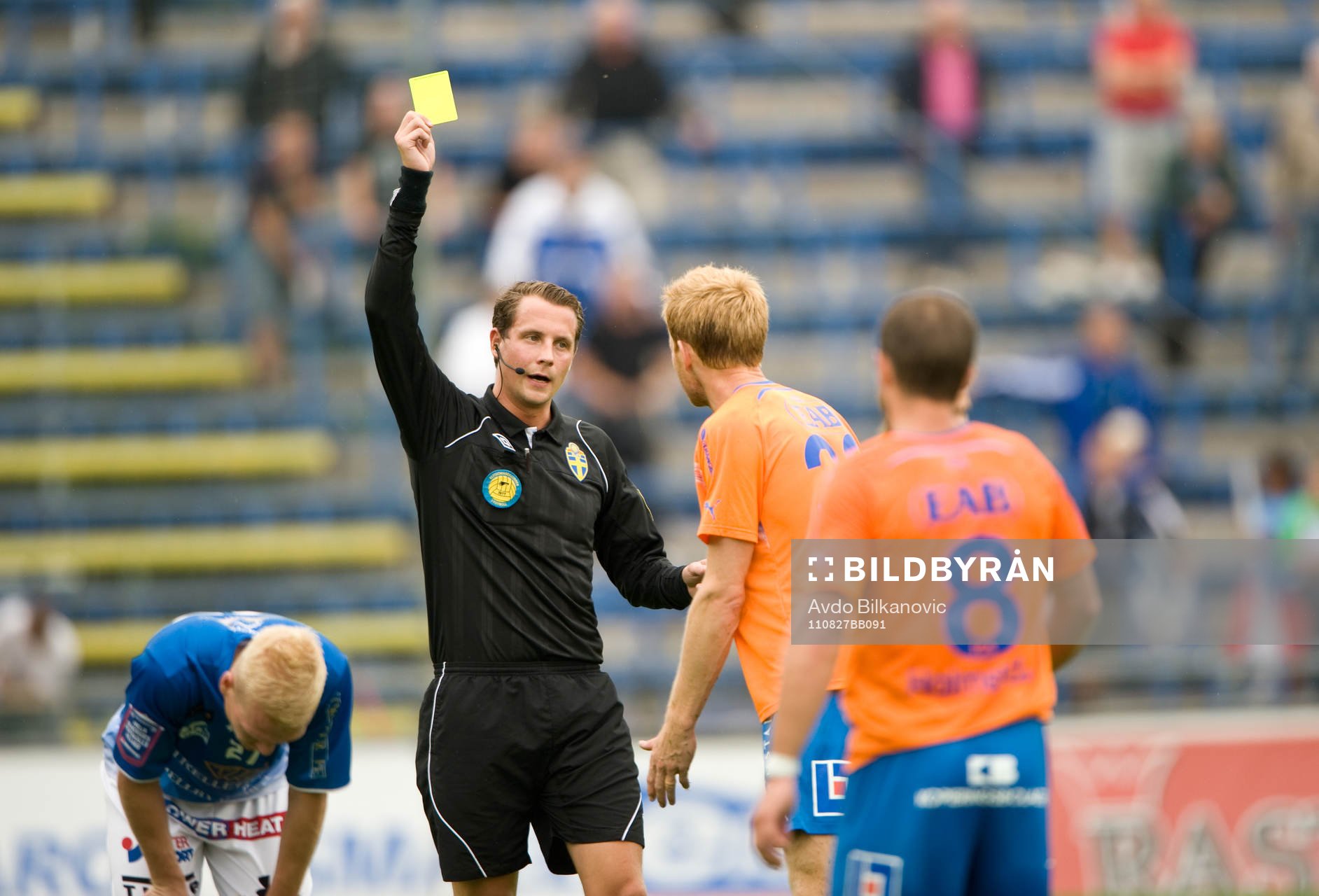   Michael Svensson, Halmstad, Andreas Ekberg, domare, gult kort, varning.