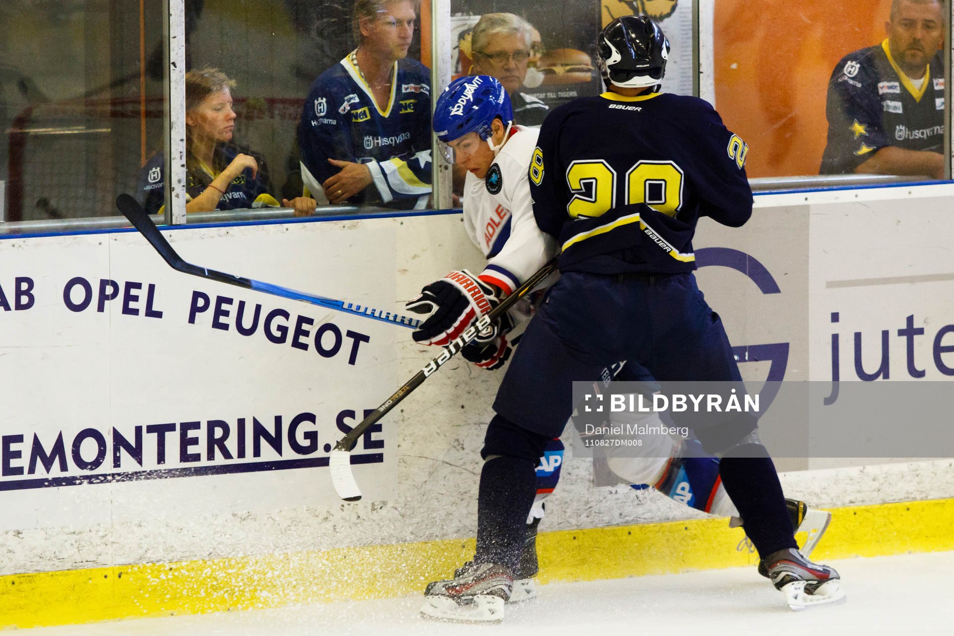 Daniel Rahimi, HV71 tacklar en av Mannheims spelare