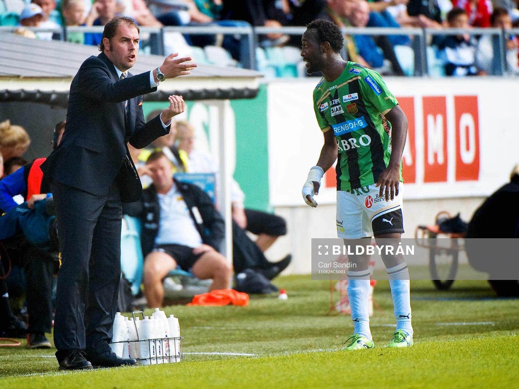 Alexander Axen, tränare, pratar med Reuben Ayarna, Gais