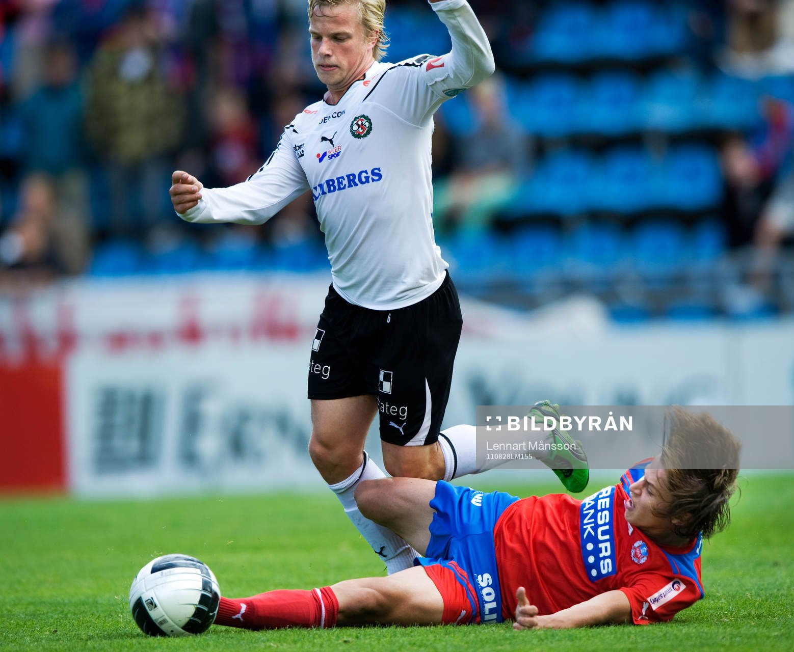 Simon Thern, Helsingborg glidtacklar Emil Berger, Örebro