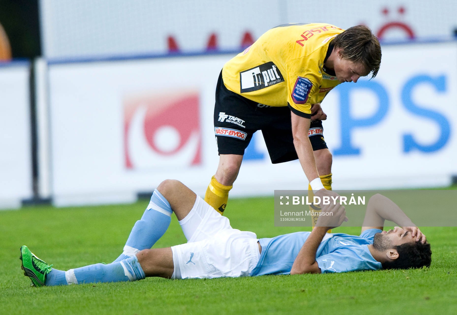Lasse Nilsson, Elfsborg och Jimmy Durmaz, Malmö. Hjälp,