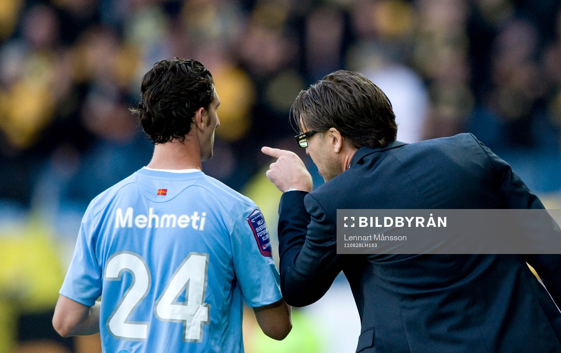 Agon Mehmeti får instruktioner av Rikard Norling, tränare
