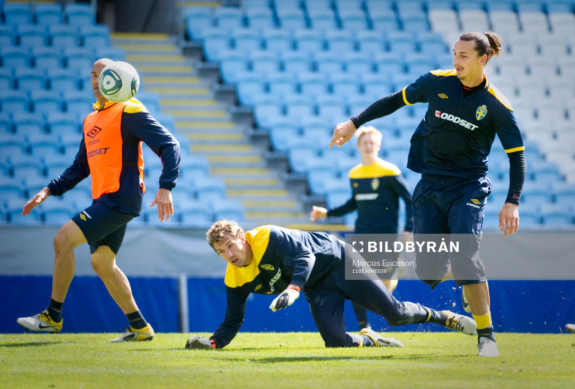 Zlatan Ibrahimovic utmanar Andreas Isaksson, målvakt