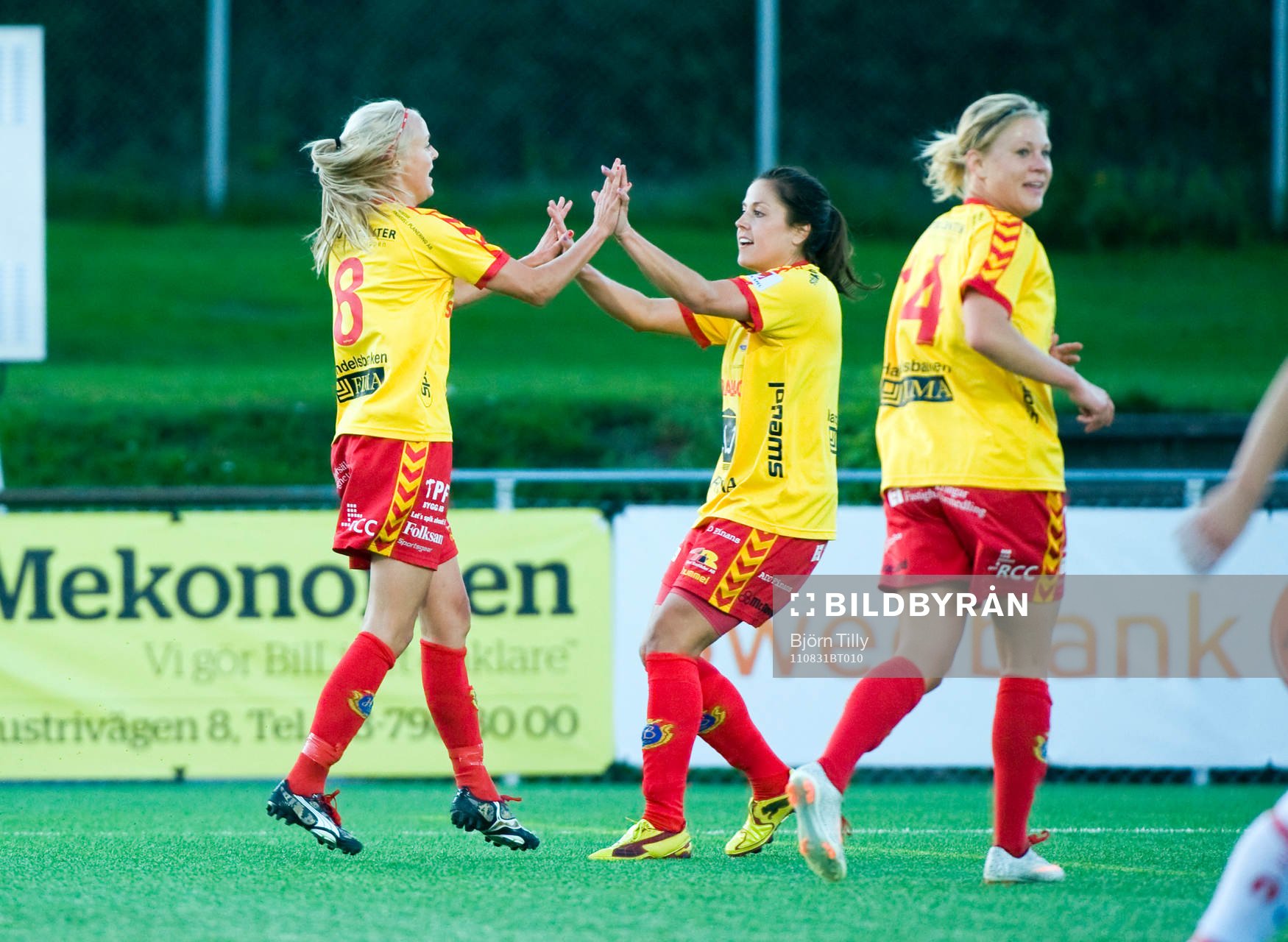 Josefin Öqvist, och Madeleine Edlund, Tyresö, jubel