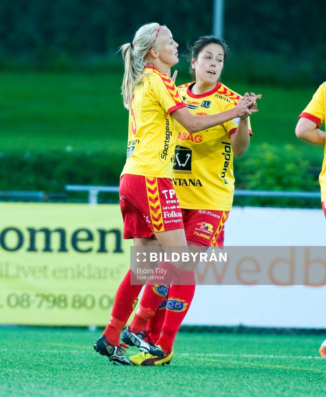 Josefin Öqvist, och Madeleine Edlund, Tyresö, jubel