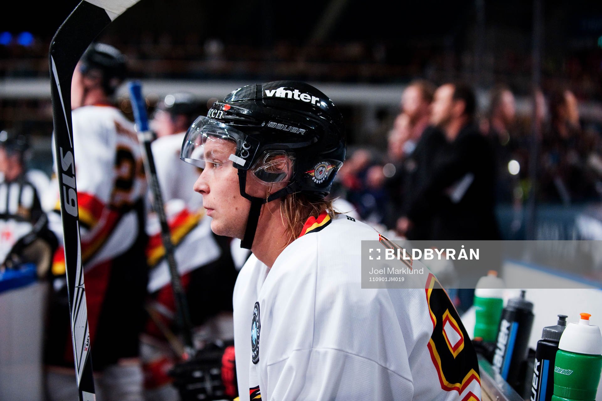 Johan Harju, sitter på bänken