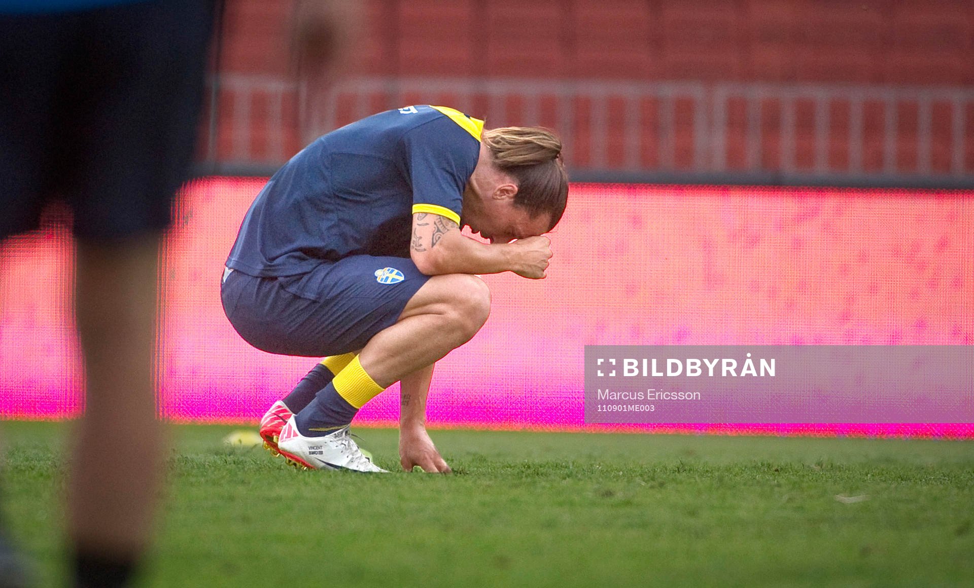 Zlatan Ibrahimovic sätter sig ned på huk och får