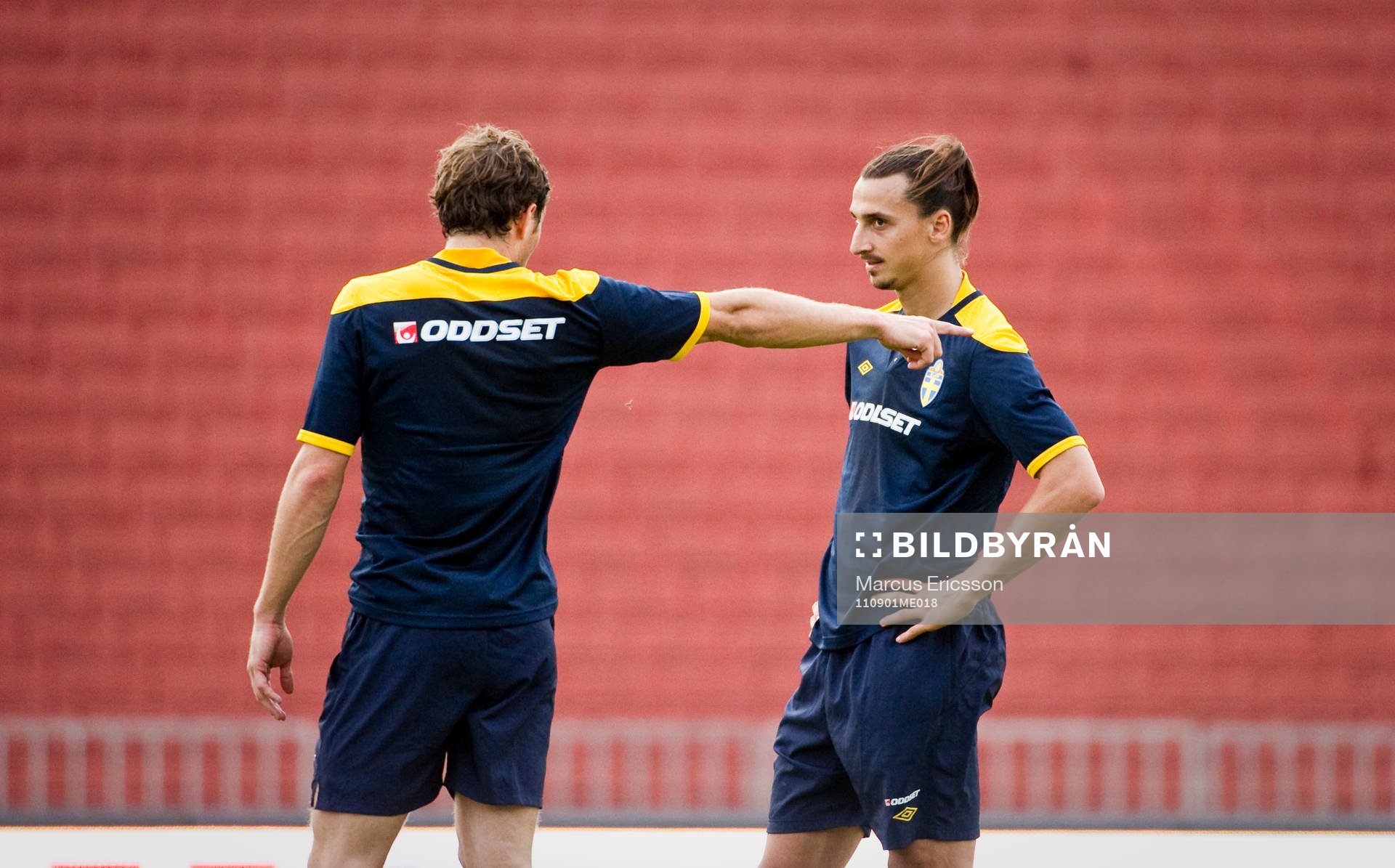 Johan Elmander pratar med Zlatan Ibrahimovic