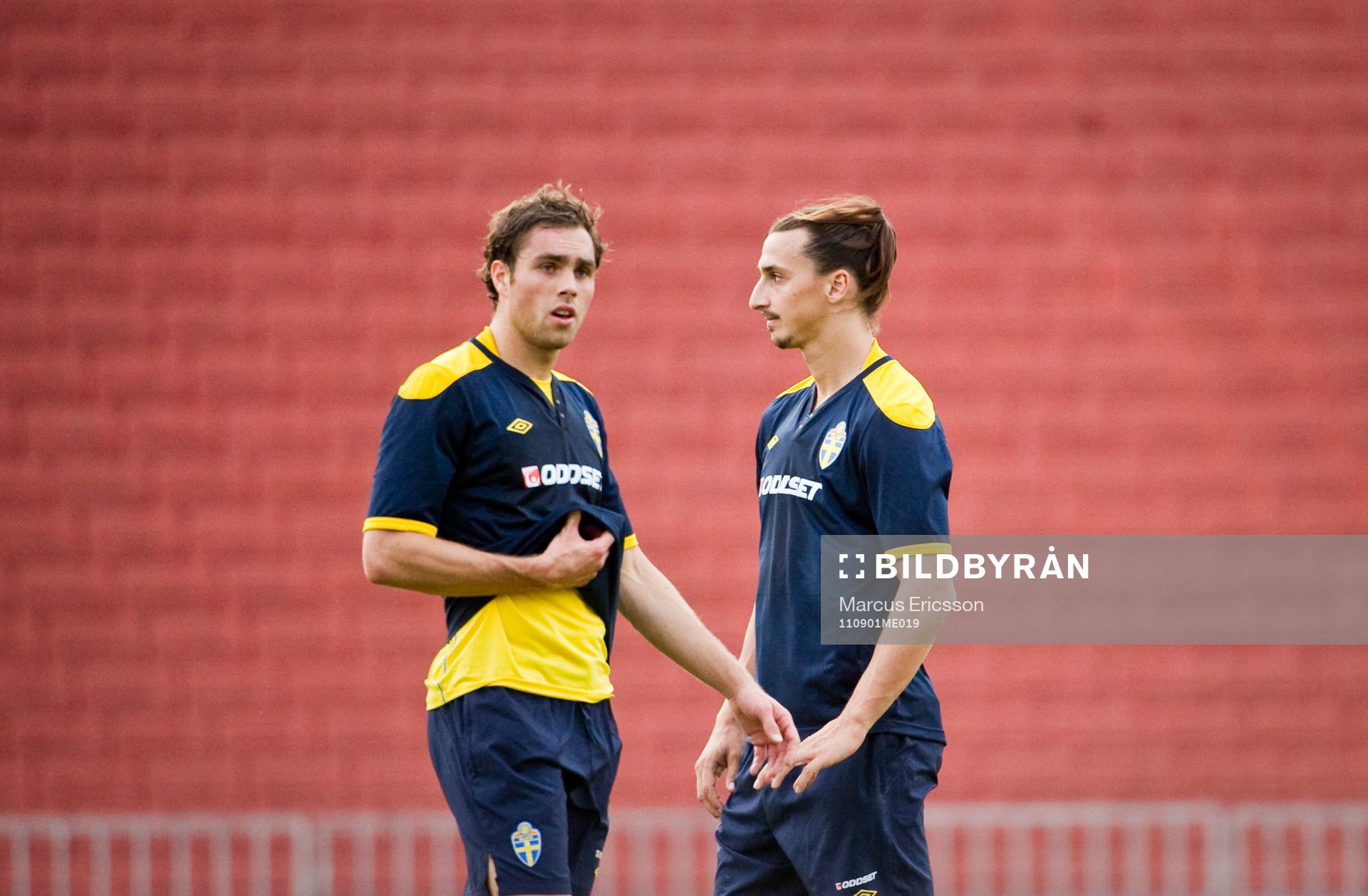 Johan Elmander pratar med Zlatan Ibrahimovic