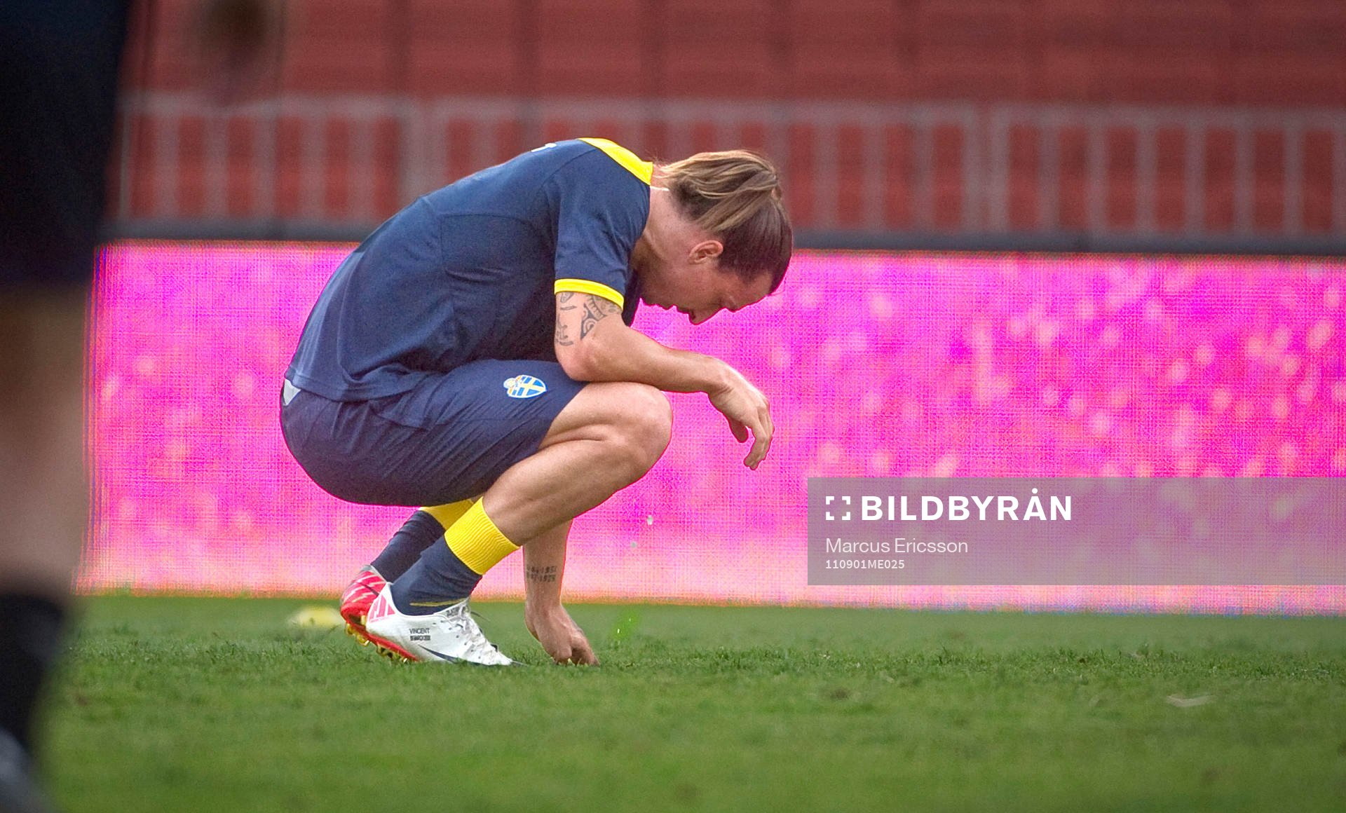 Zlatan Ibrahimovic sätter sig ned på huk och får