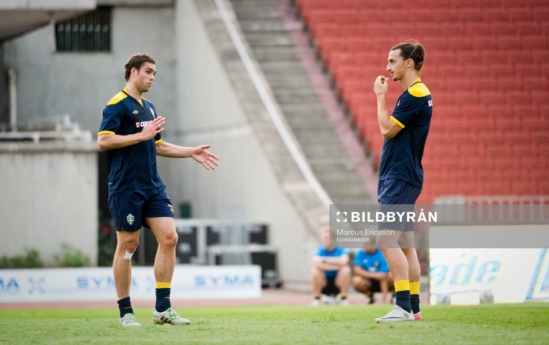 Johan Elmander pratar med Zlatan Ibrahimovic