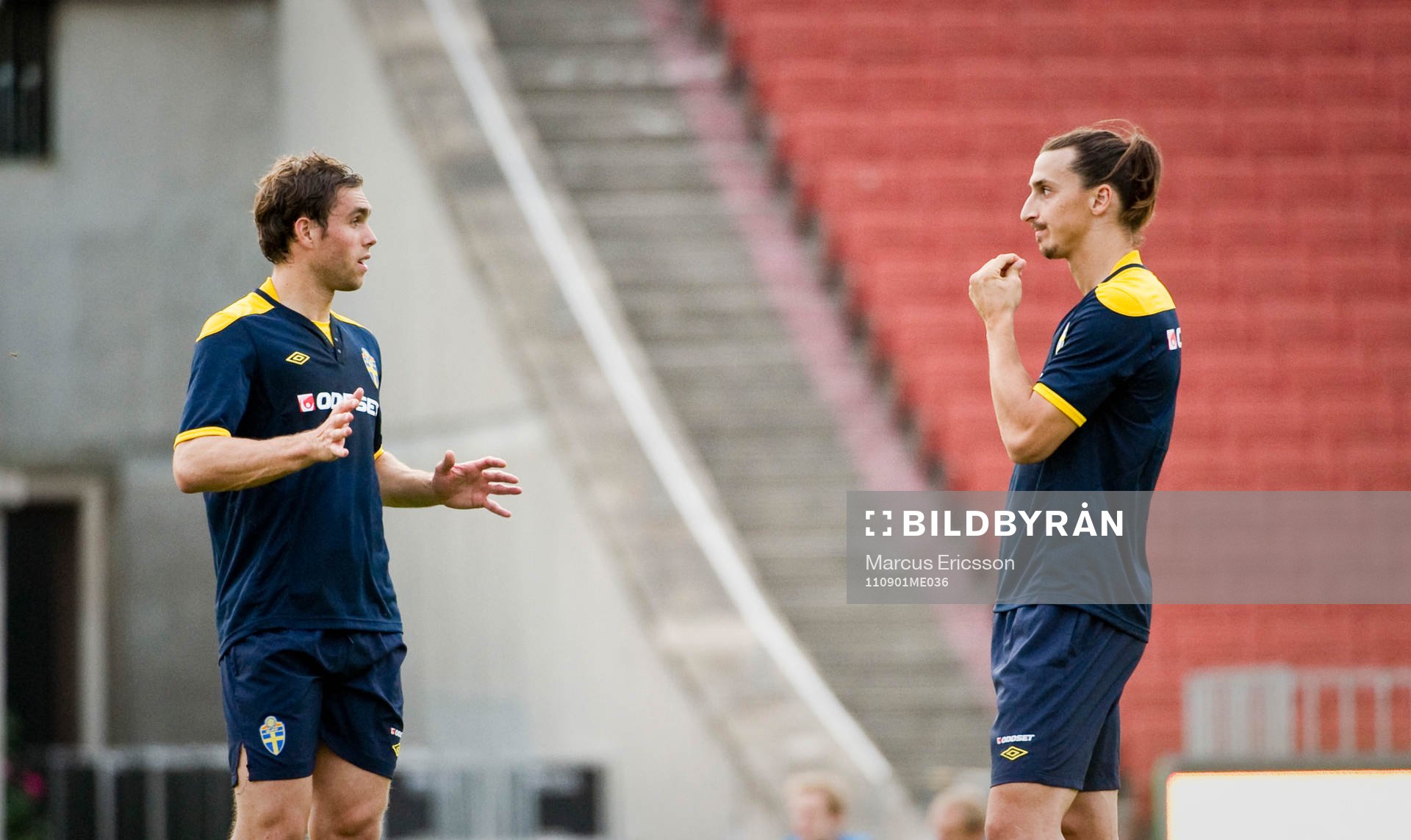 Johan Elmander pratar med Zlatan Ibrahimovic