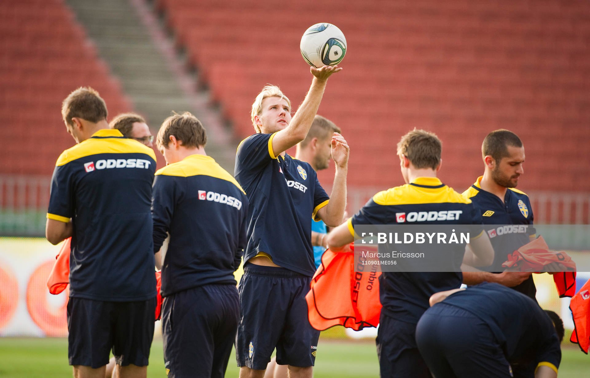 Ola Toivonen leker med bollen