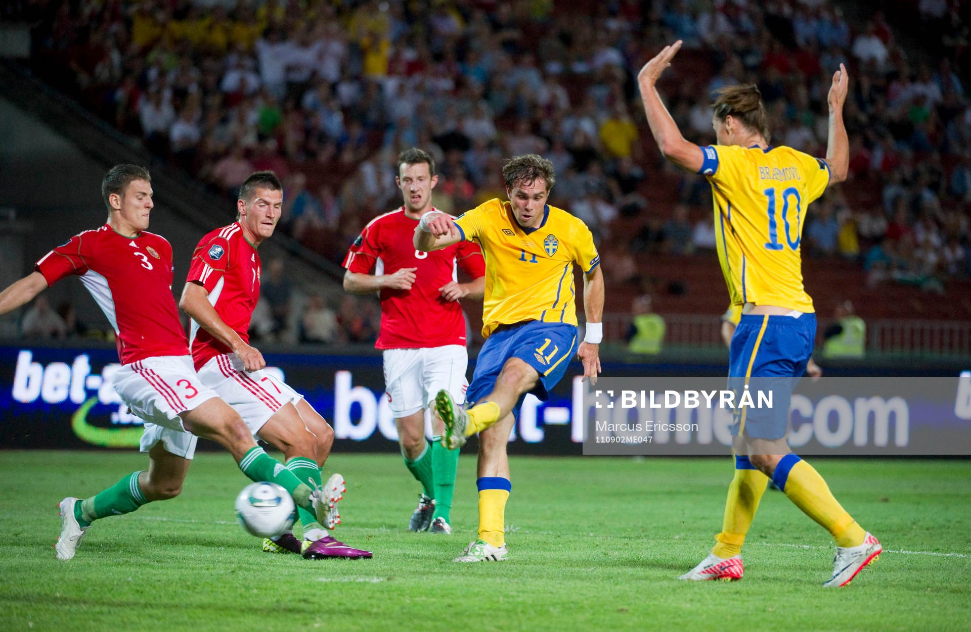 Johan Elmander skjuter