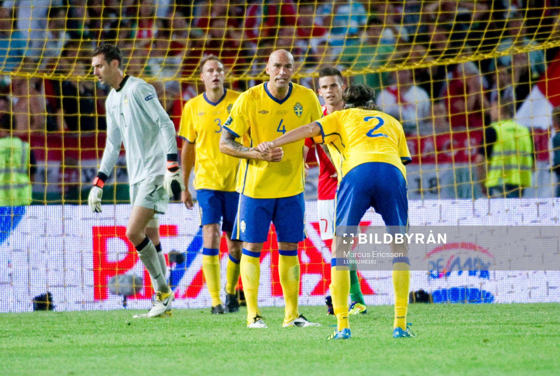 Daniel Majstorovic, Sverige, skäller på Mikael Lustig