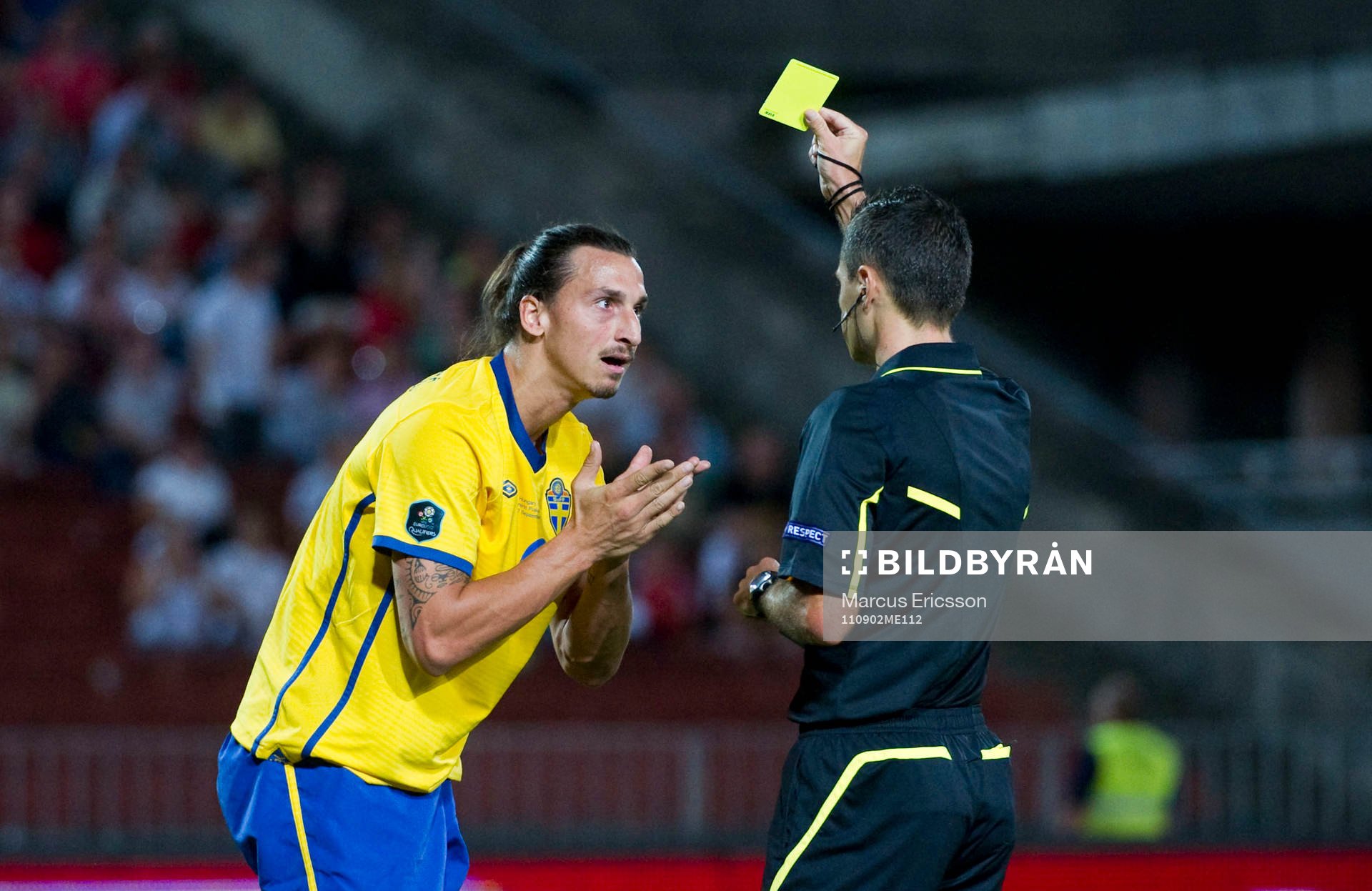 Zlatan Ibrahimovic får ett gult kort, varning