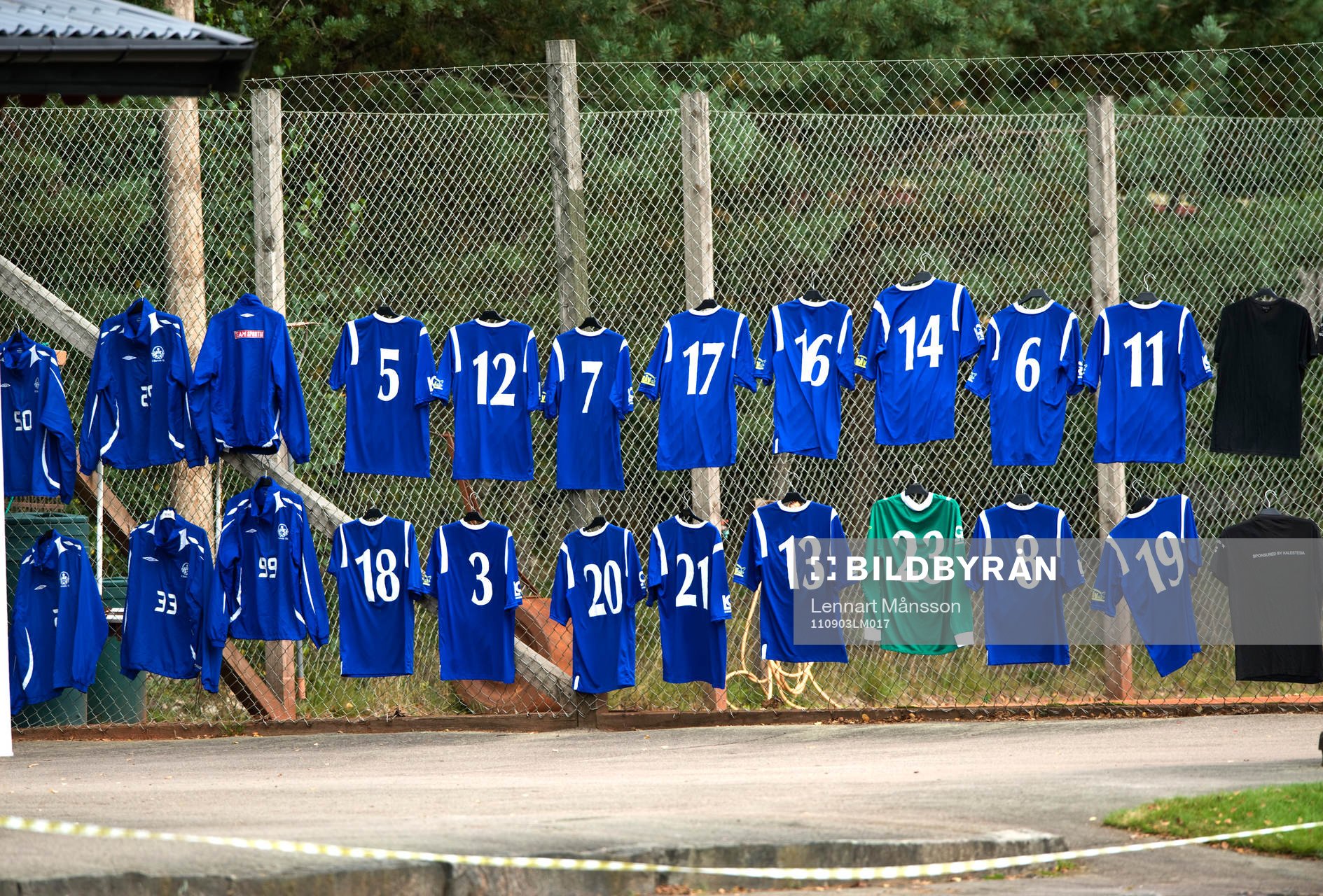 Torkning av fotbollströjor, upphängda utomhus. Tröja,