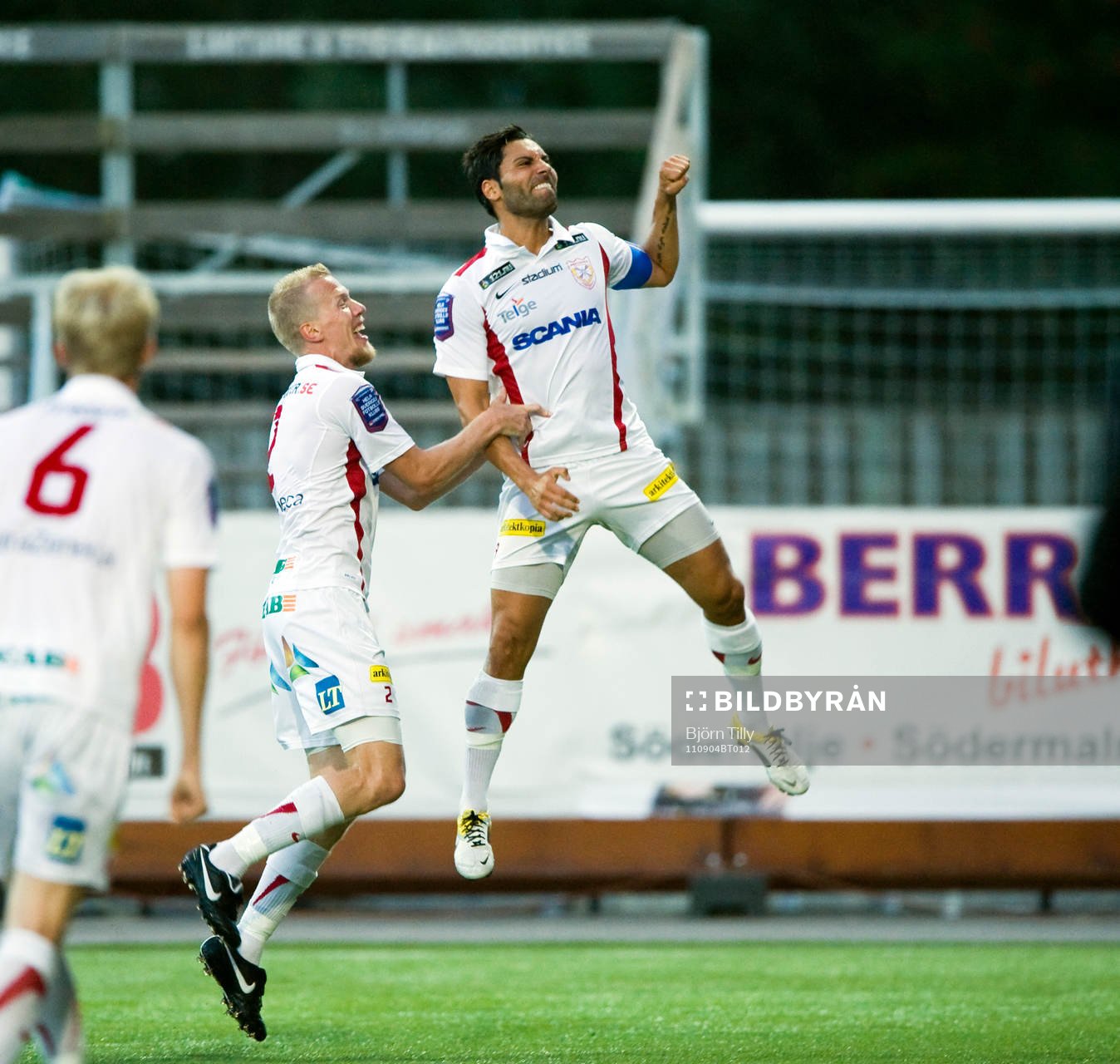  Fredrik Samuelsson och Stefan Batan, Assyriska, jubel efter 2-0.