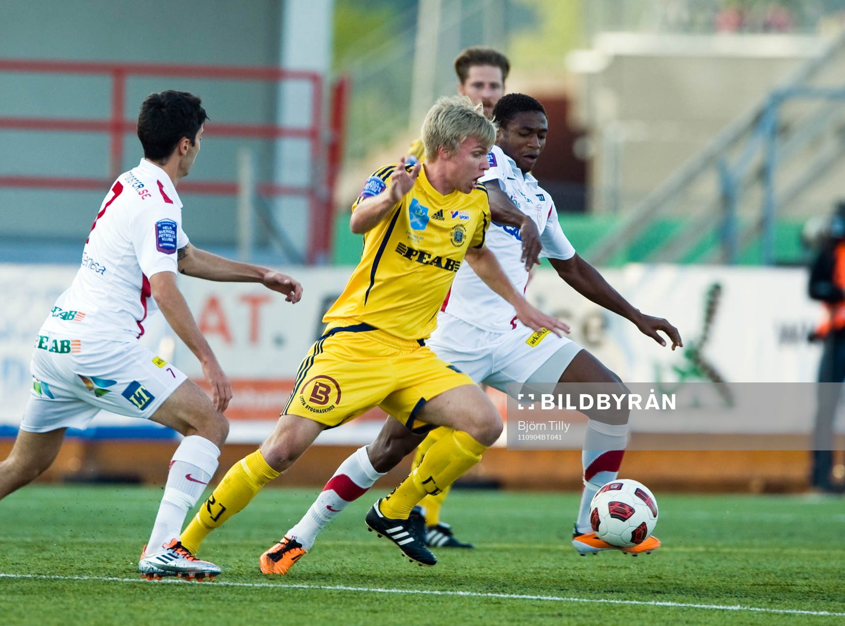 Robin Nilsson, Ängelholm och Izuchukwu Emeh, Assyriska