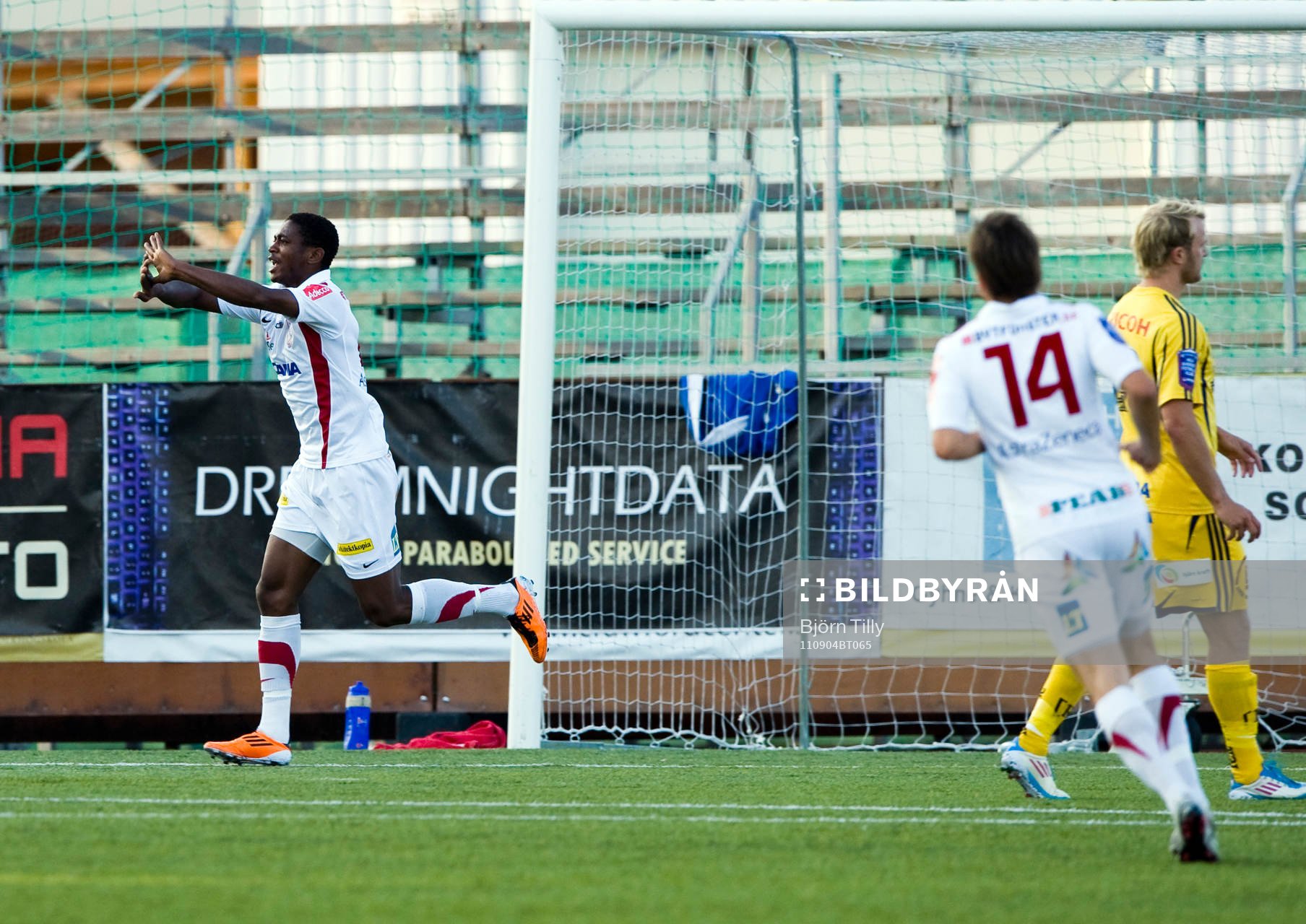 Izuchukwu Emeh, Assyriska, jubel
