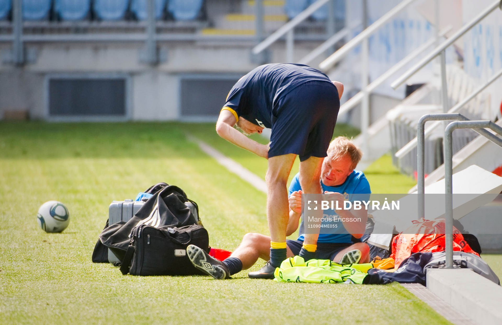 Mikael Antonsson får sin vad lindad