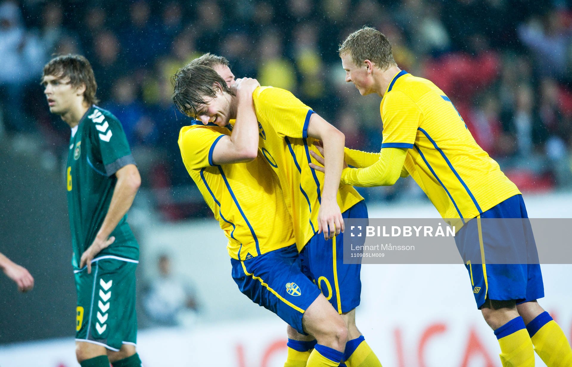 2-0 Rasmus Jönsson, Sverige, grattas av 1-0 skytten John