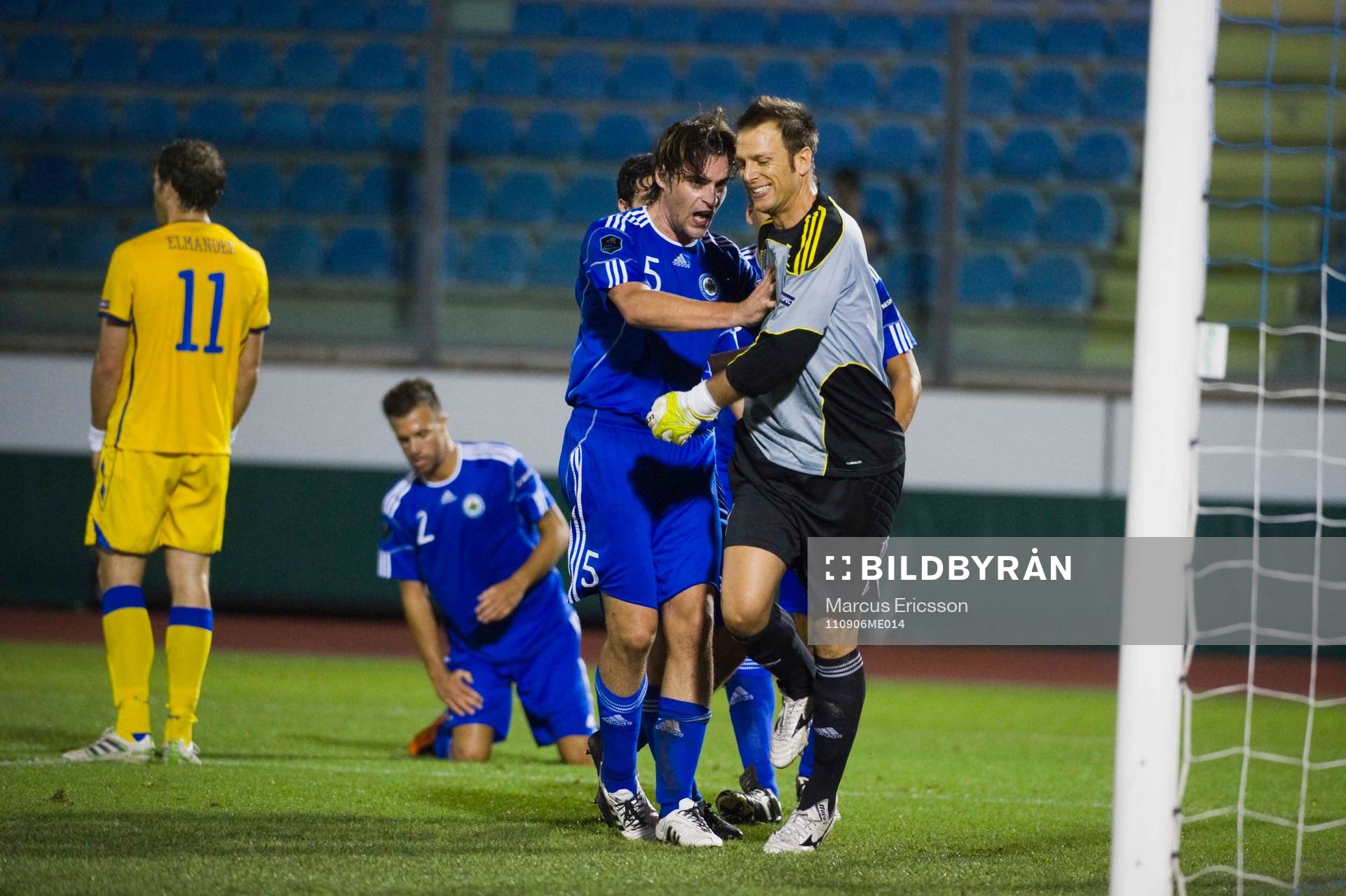 Federico Valentini, målvakt, San Marino, klappas om