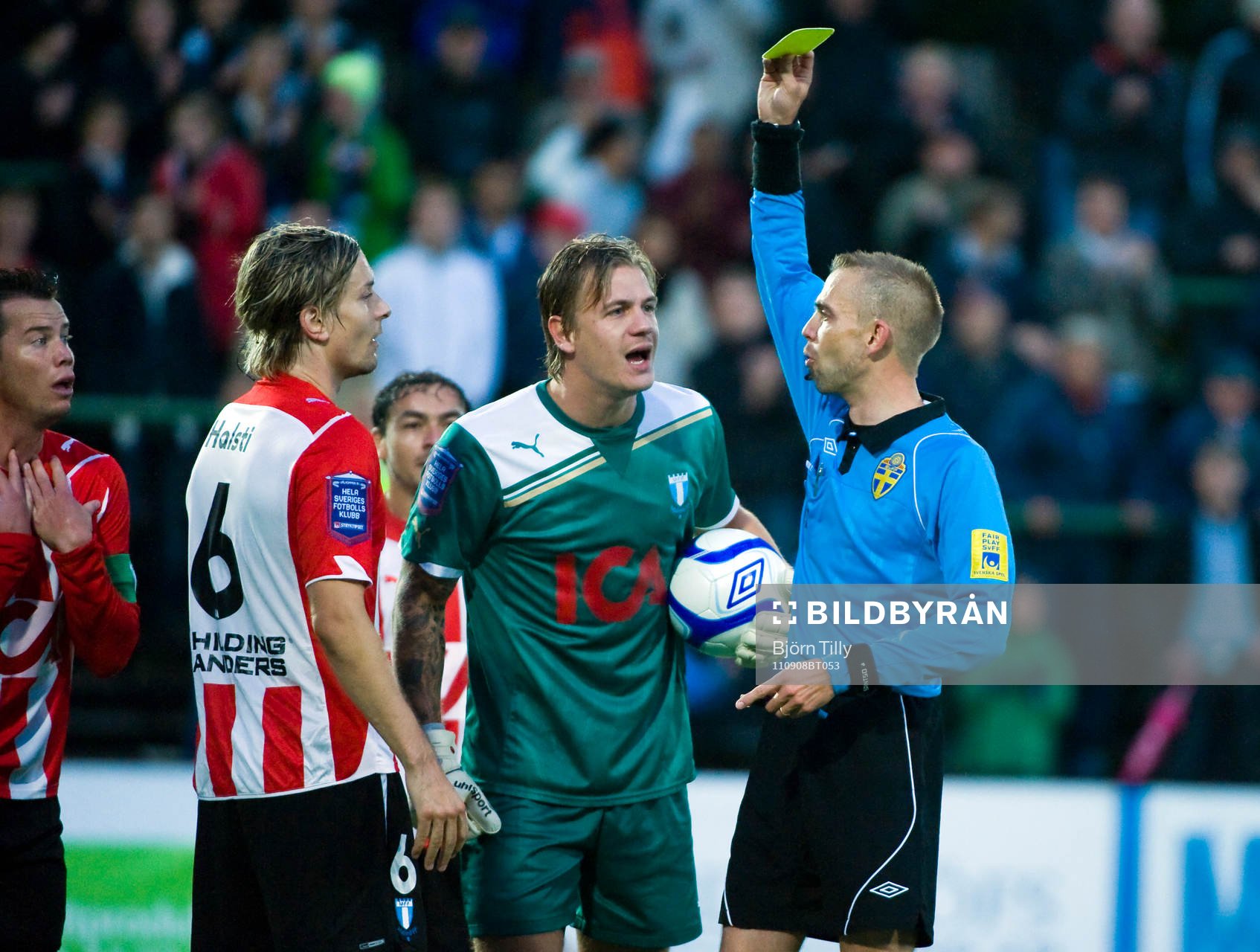 Johan Hamlin, domare ger Daniel Andersson, Malmö ett gult