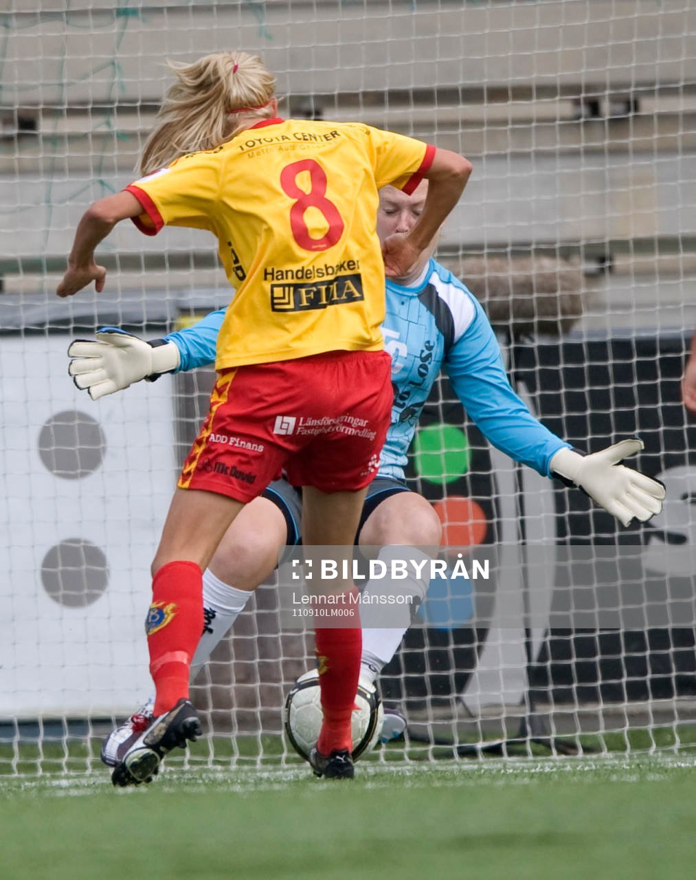 Josefine Öqvist, Tyresö mot Thora Helgadottir, målvakt,