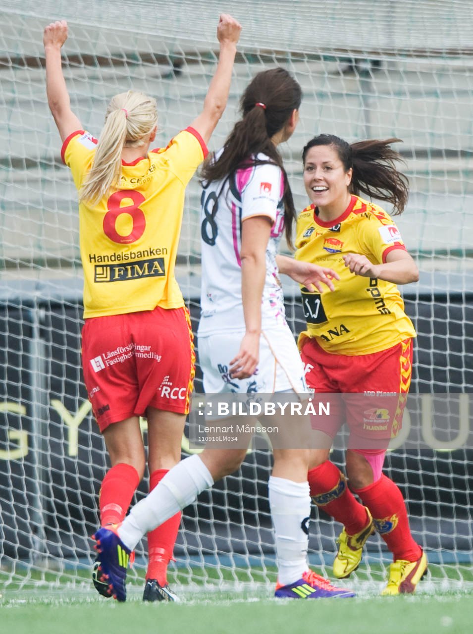 0-1 Madeleine Edlund, Tyresö, som grattas av Josefine