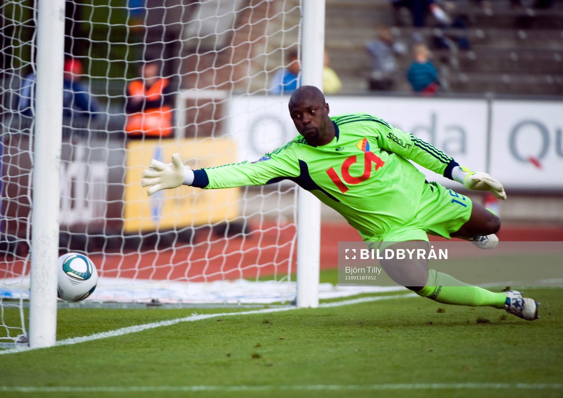 Pa Dembo Touray, målvakt, Djurgården släpper in 2-2