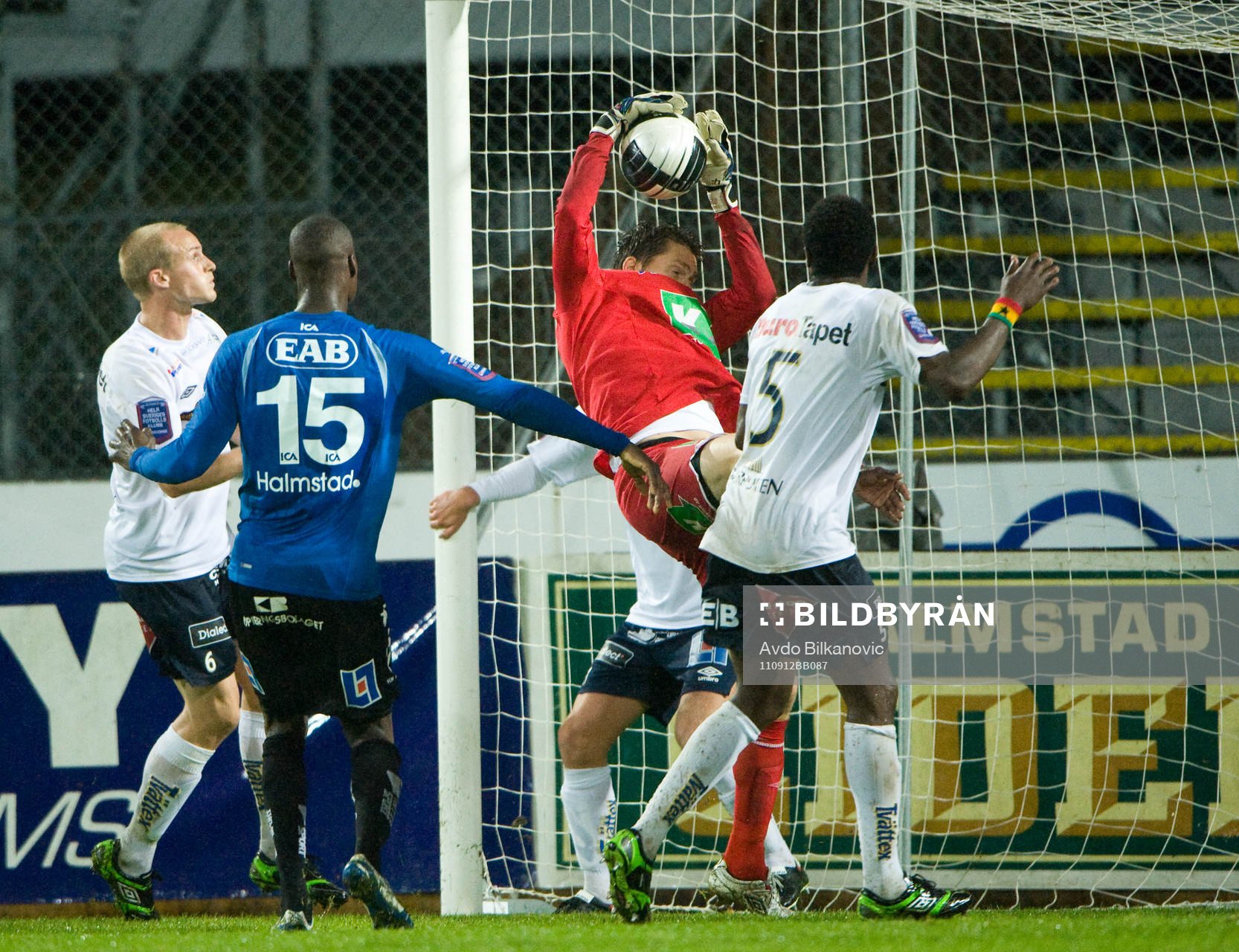 Mattias Gustavsson, målvakt,  Gefle, framför Joe Sise,