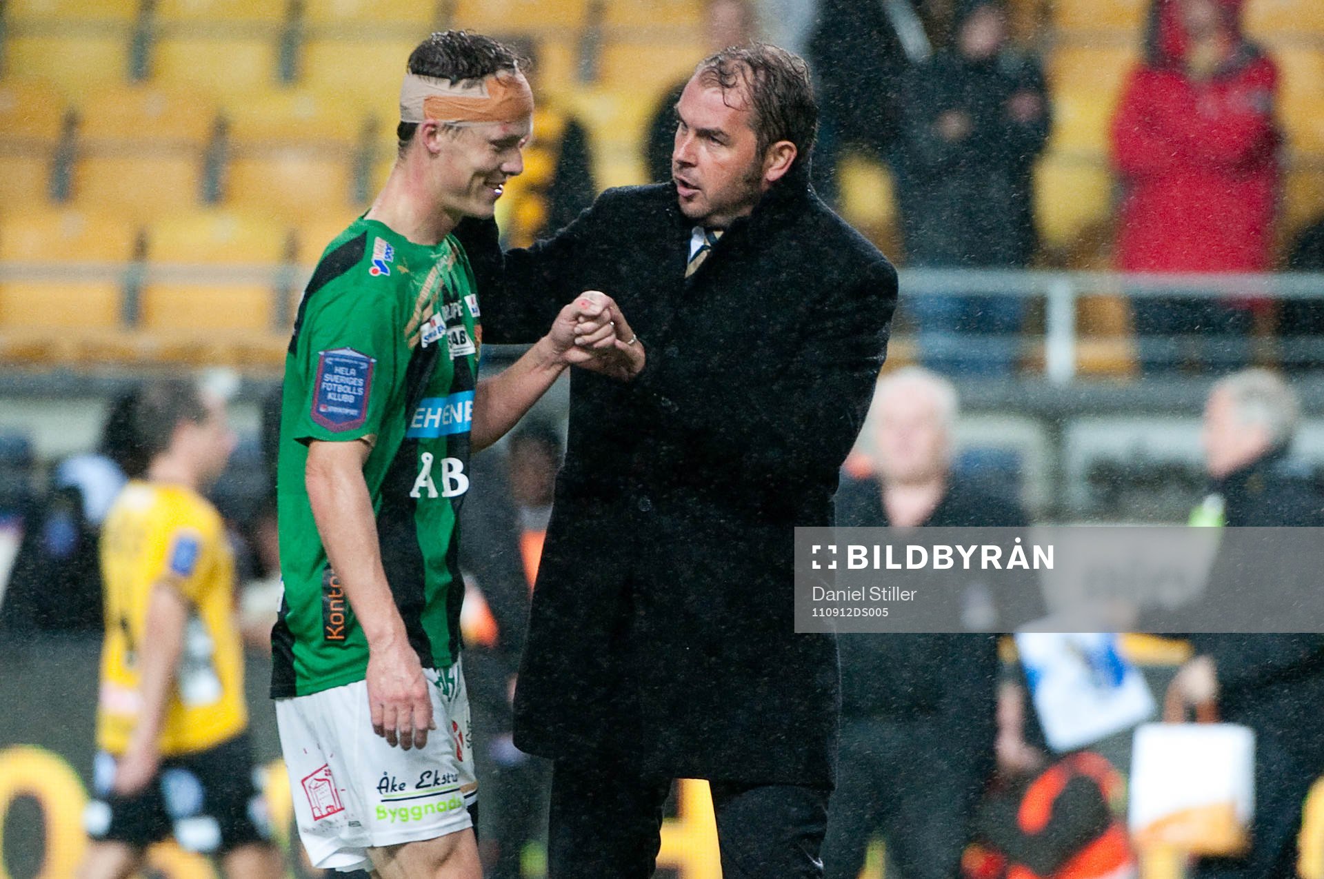 Alexander Axén, tränare GAIS, klappar om Fredrik Lundgren