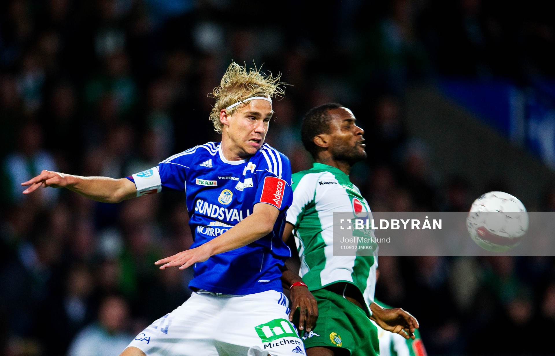  Pontus Engblom, Sundsvall, i en luftduell med Isaac Pupo, Hammarby.