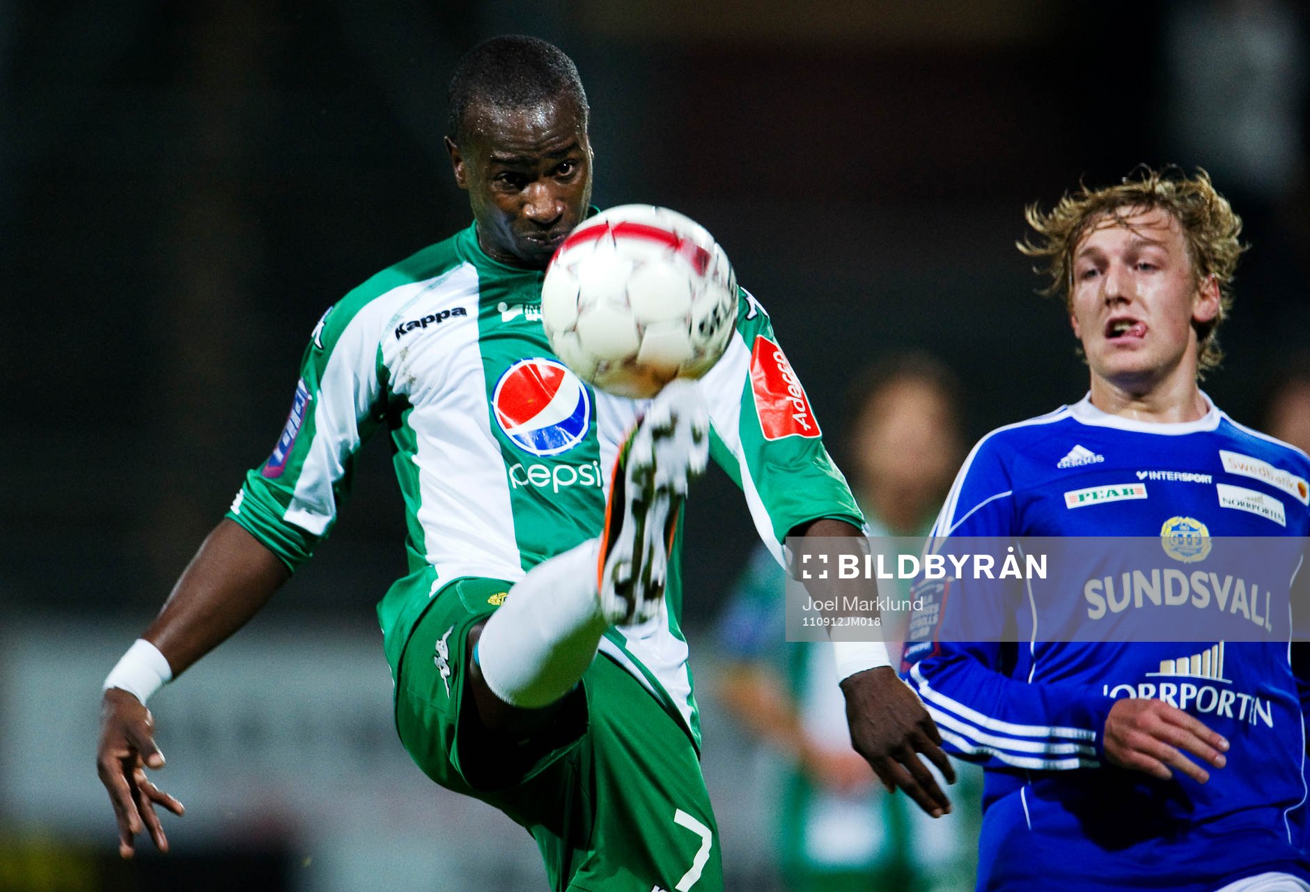 Cheikh Tidiane Sarr, Hammarby, sparkar till bollen framför