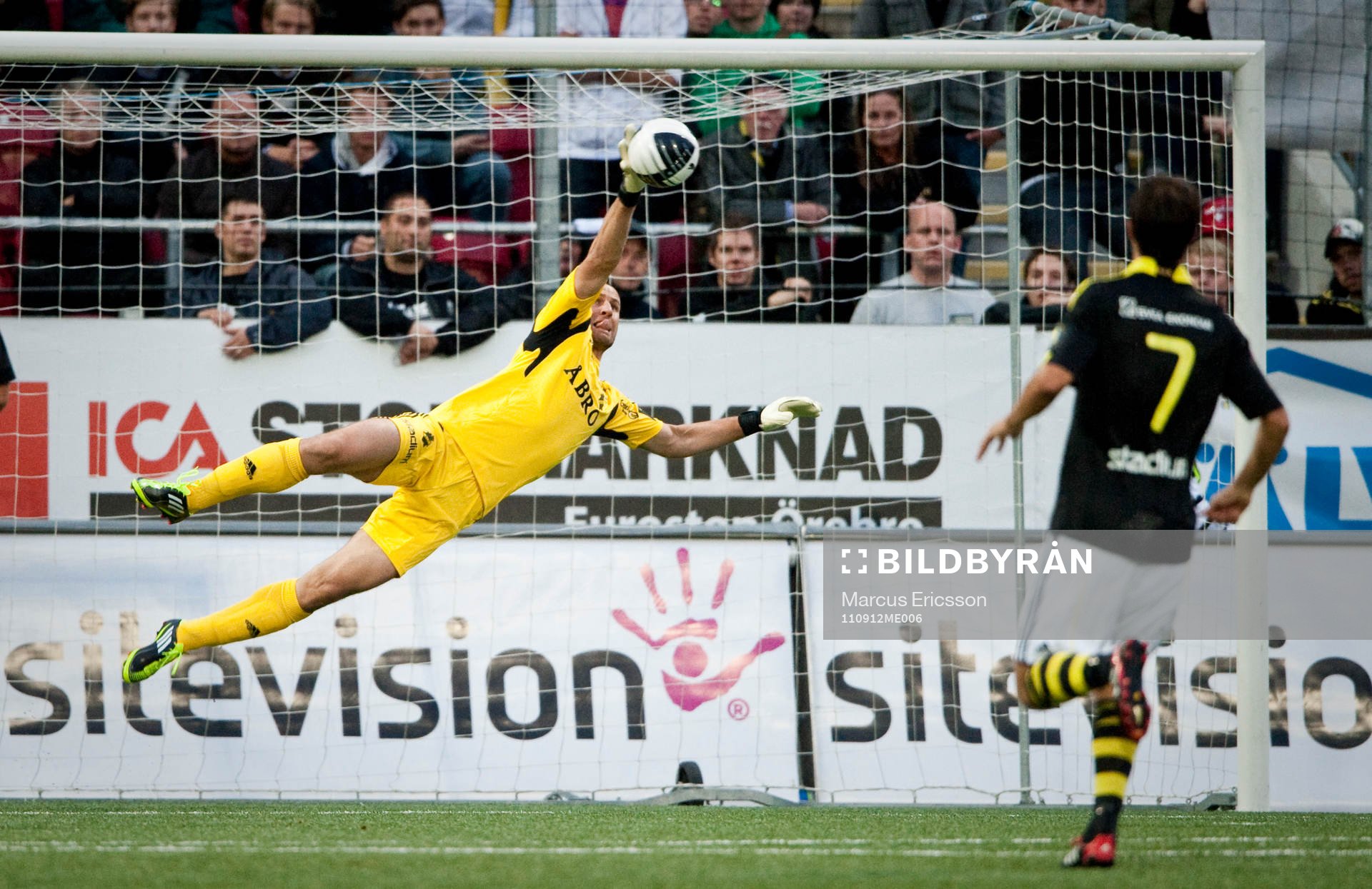 Ivan Turina, målvakt AIK gör en av flera räddningar